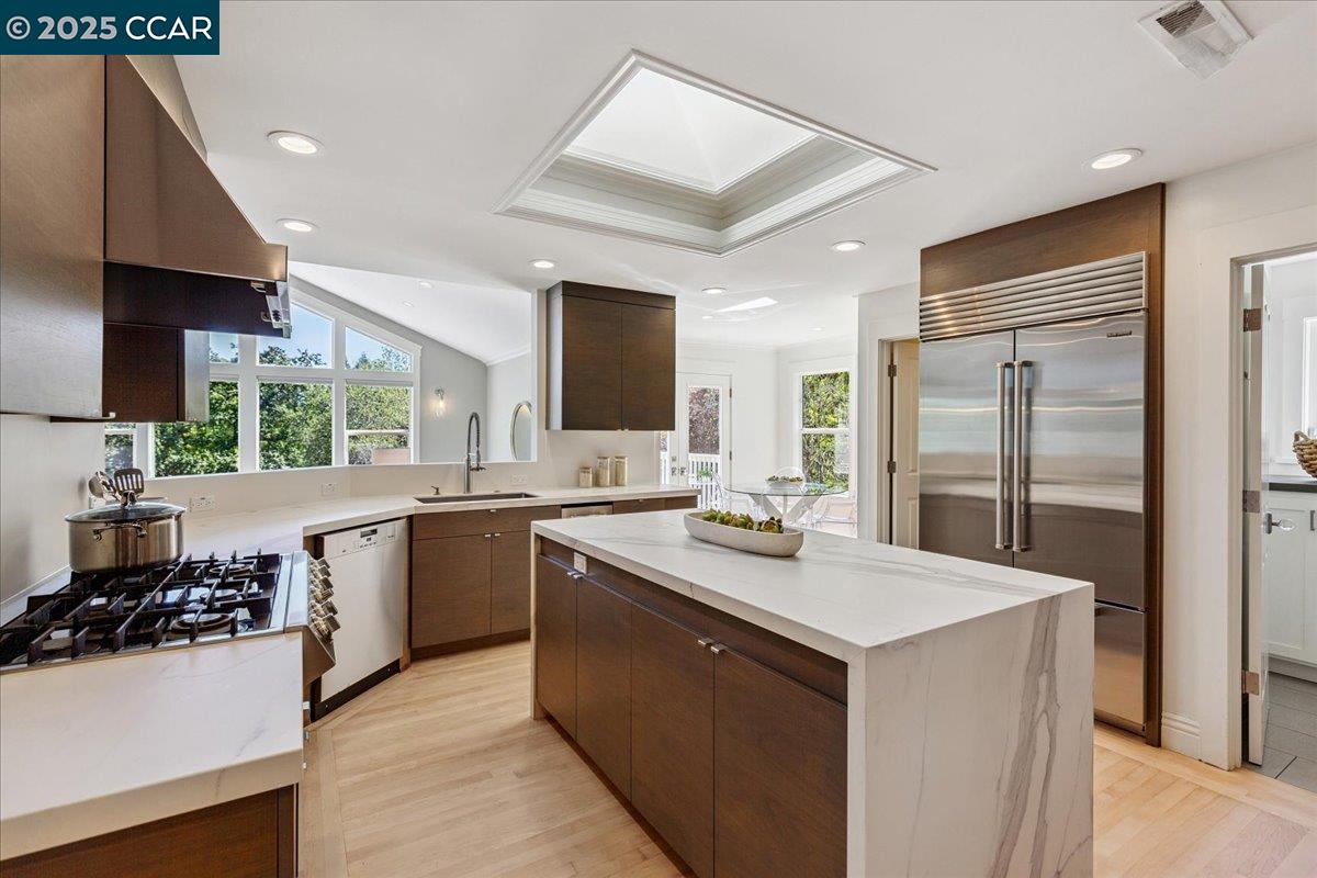 Detail Gallery Image 13 of 44 For 121 Meadow View Rd, Orinda,  CA 94563-3249 - 5 Beds | 3 Baths