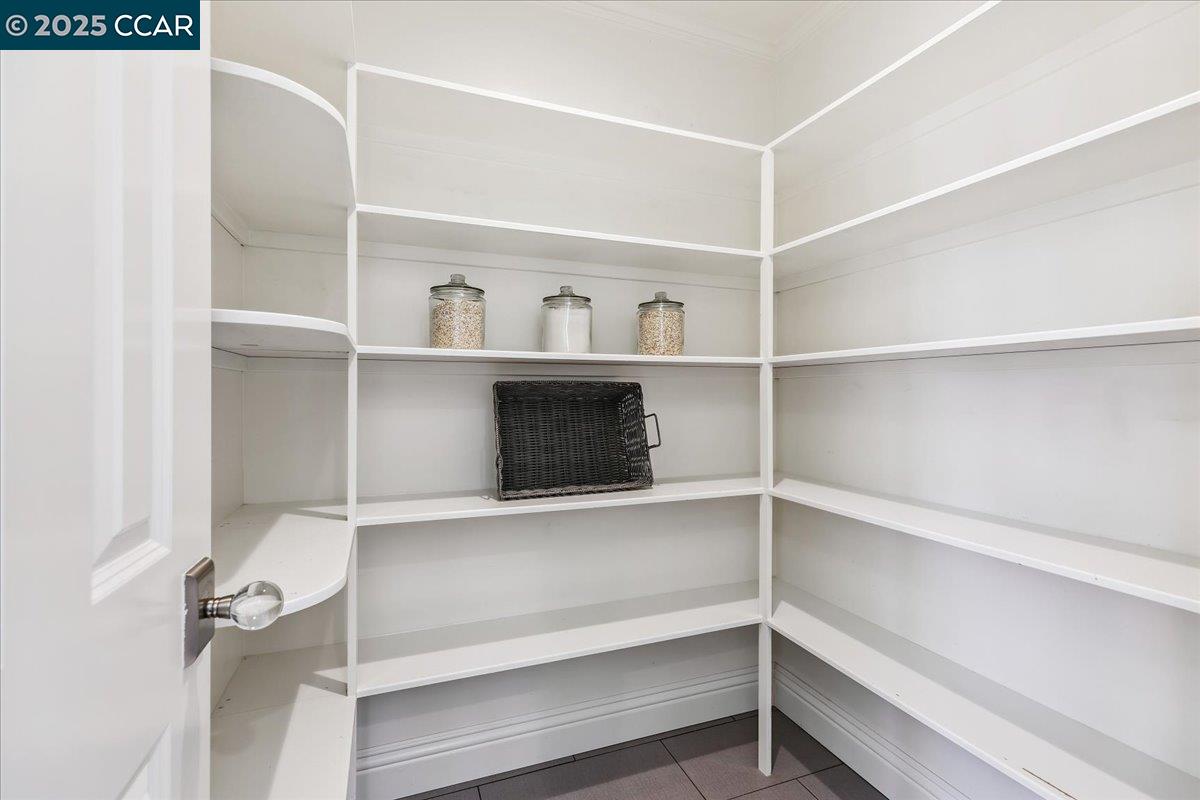 Detail Gallery Image 14 of 44 For 121 Meadow View Rd, Orinda,  CA 94563-3249 - 5 Beds | 3 Baths