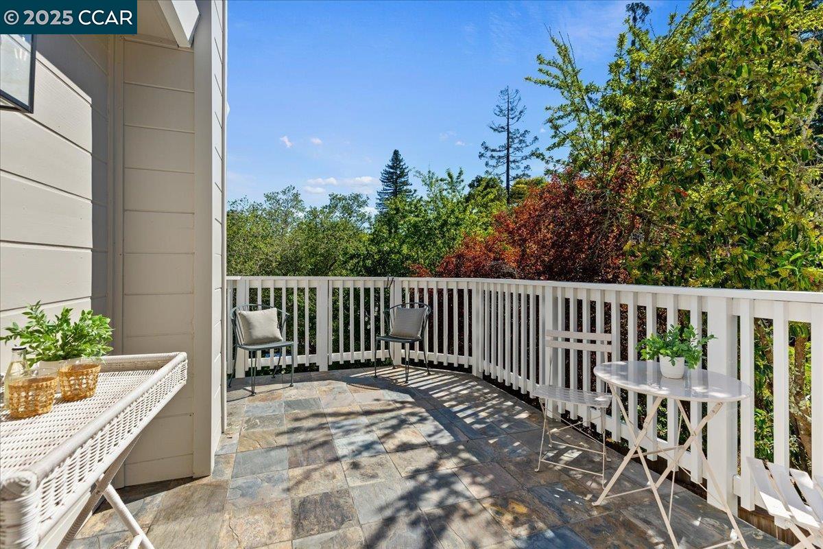 Detail Gallery Image 16 of 44 For 121 Meadow View Rd, Orinda,  CA 94563-3249 - 5 Beds | 3 Baths
