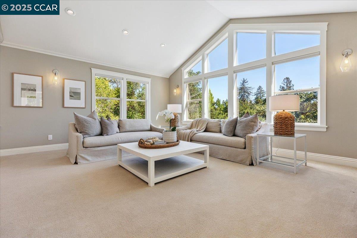 Detail Gallery Image 17 of 44 For 121 Meadow View Rd, Orinda,  CA 94563-3249 - 5 Beds | 3 Baths