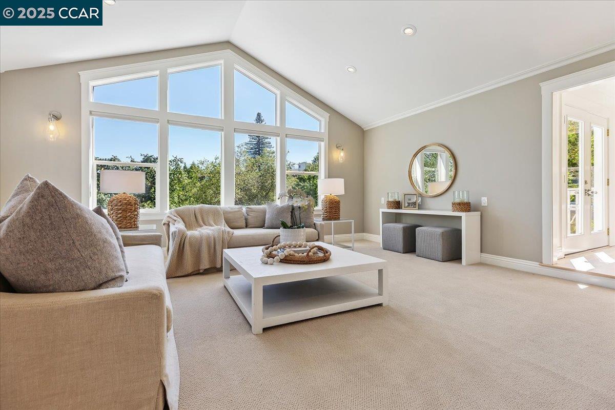 Detail Gallery Image 18 of 44 For 121 Meadow View Rd, Orinda,  CA 94563-3249 - 5 Beds | 3 Baths