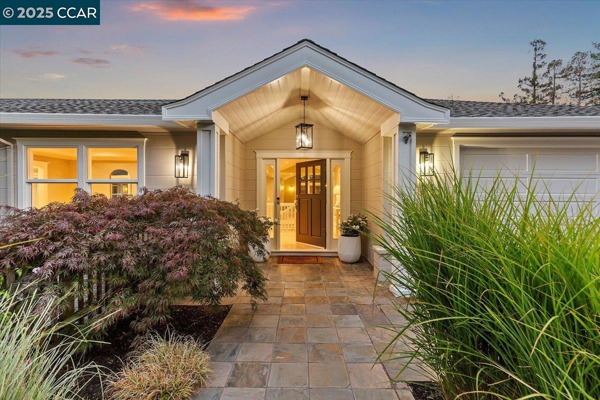 Detail Gallery Image 3 of 44 For 121 Meadow View Rd, Orinda,  CA 94563-3249 - 5 Beds | 3 Baths