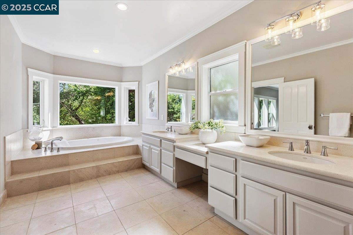 Detail Gallery Image 21 of 44 For 121 Meadow View Rd, Orinda,  CA 94563-3249 - 5 Beds | 3 Baths