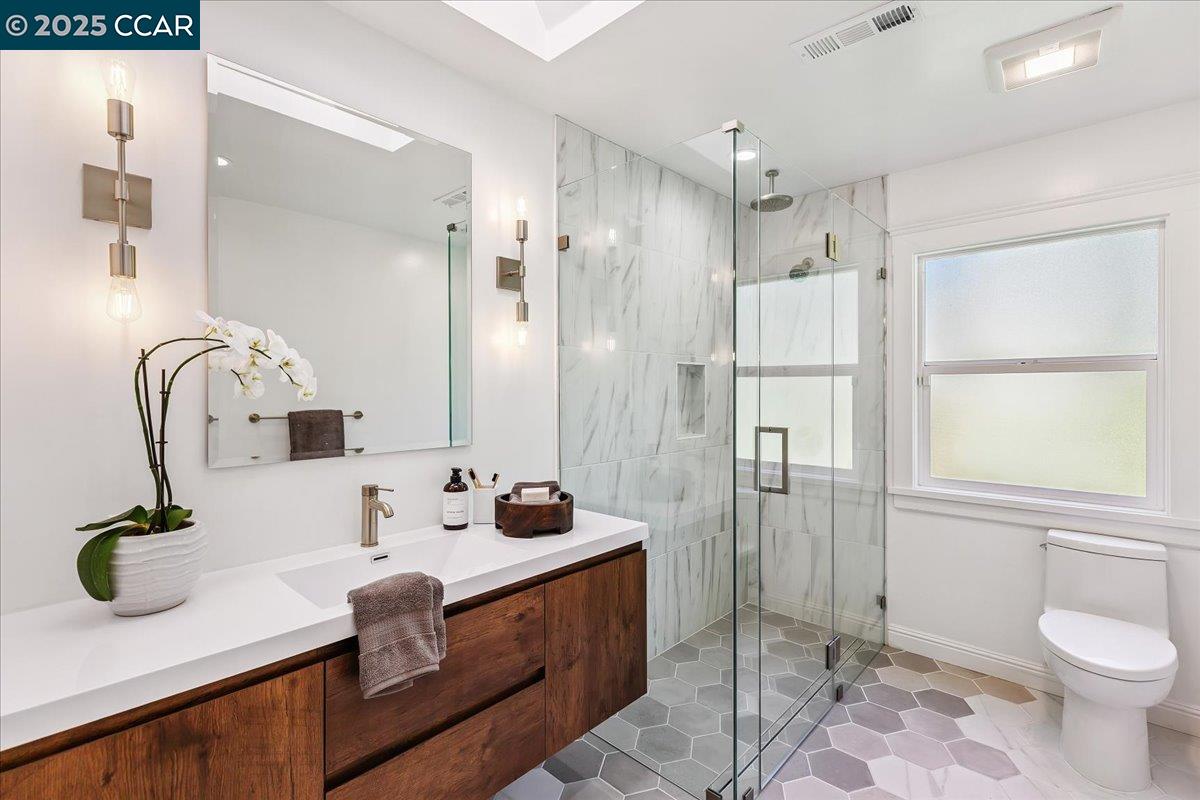 Detail Gallery Image 24 of 44 For 121 Meadow View Rd, Orinda,  CA 94563-3249 - 5 Beds | 3 Baths
