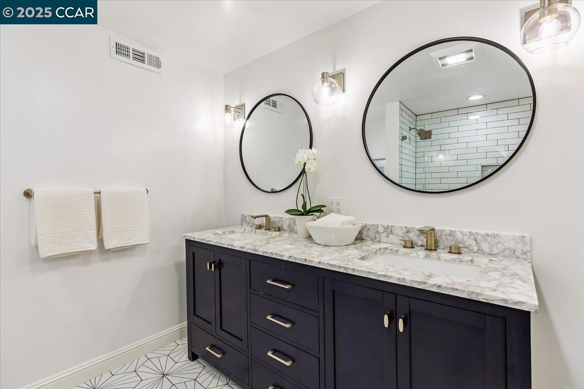 Detail Gallery Image 27 of 44 For 121 Meadow View Rd, Orinda,  CA 94563-3249 - 5 Beds | 3 Baths