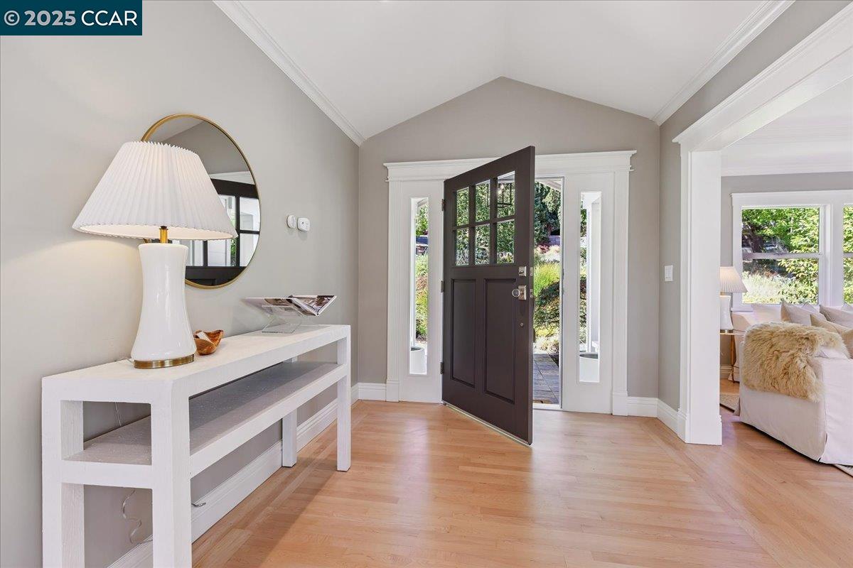 Detail Gallery Image 4 of 44 For 121 Meadow View Rd, Orinda,  CA 94563-3249 - 5 Beds | 3 Baths