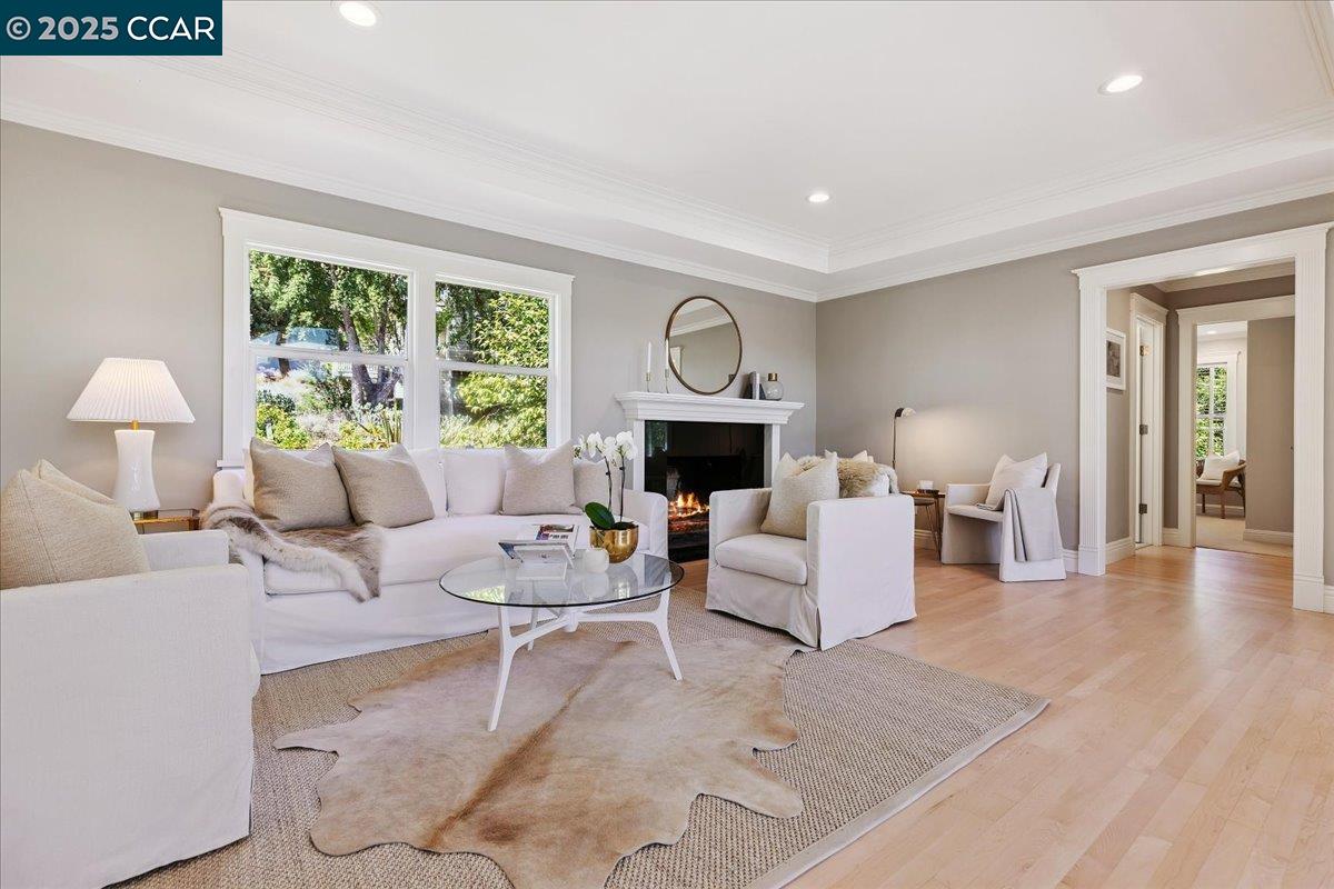 Detail Gallery Image 5 of 44 For 121 Meadow View Rd, Orinda,  CA 94563-3249 - 5 Beds | 3 Baths