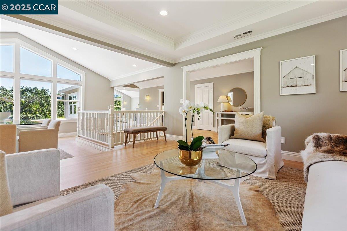 Detail Gallery Image 6 of 44 For 121 Meadow View Rd, Orinda,  CA 94563-3249 - 5 Beds | 3 Baths