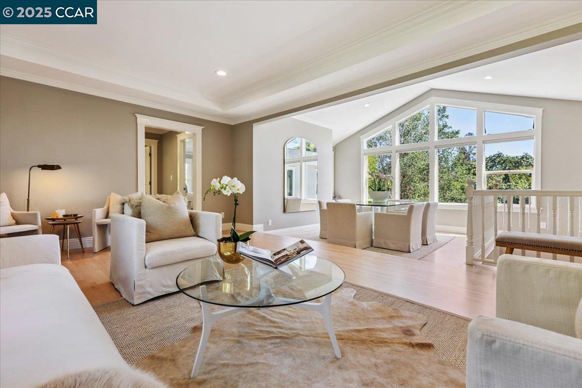 Detail Gallery Image 7 of 44 For 121 Meadow View Rd, Orinda,  CA 94563-3249 - 5 Beds | 3 Baths