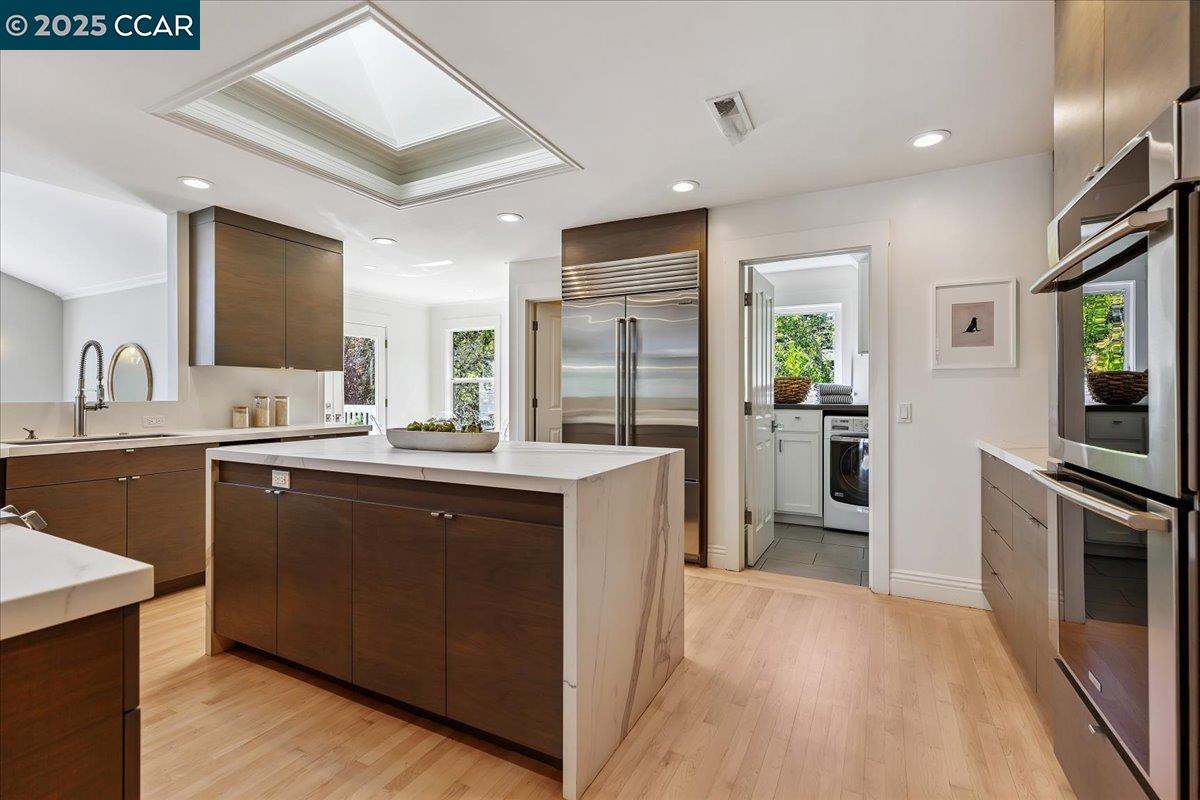 Detail Gallery Image 9 of 44 For 121 Meadow View Rd, Orinda,  CA 94563-3249 - 5 Beds | 3 Baths