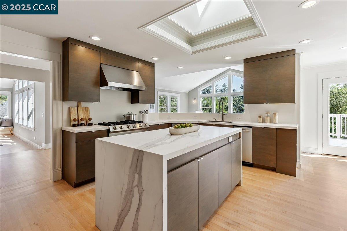 Detail Gallery Image 10 of 44 For 121 Meadow View Rd, Orinda,  CA 94563-3249 - 5 Beds | 3 Baths