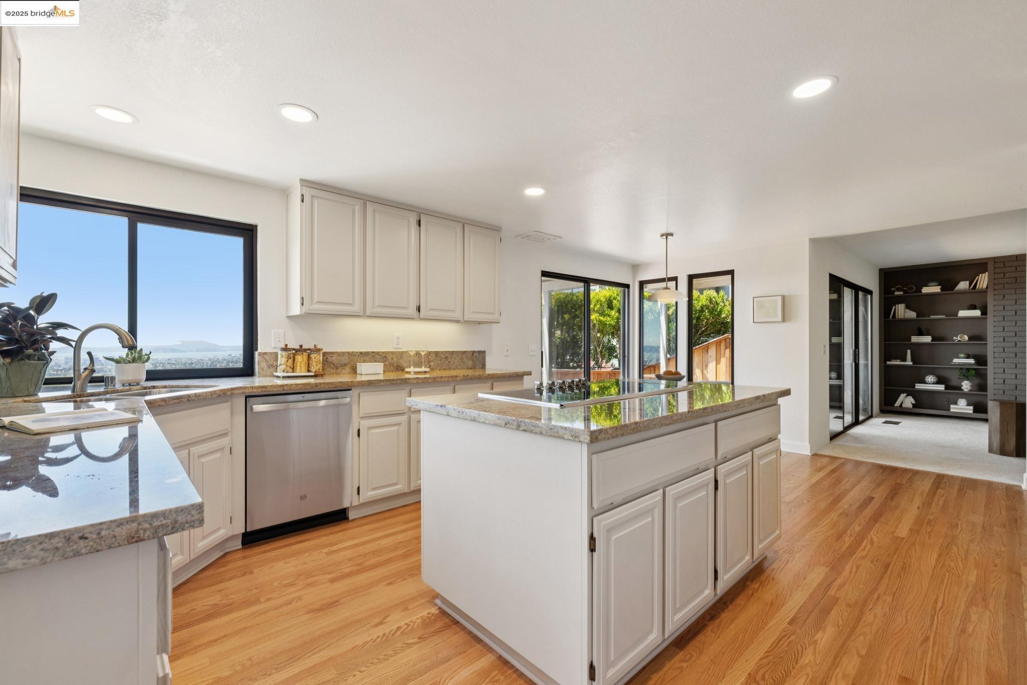 Detail Gallery Image 20 of 58 For 6109 Ridgemont Dr, Oakland,  CA 94619 - 4 Beds | 2/1 Baths