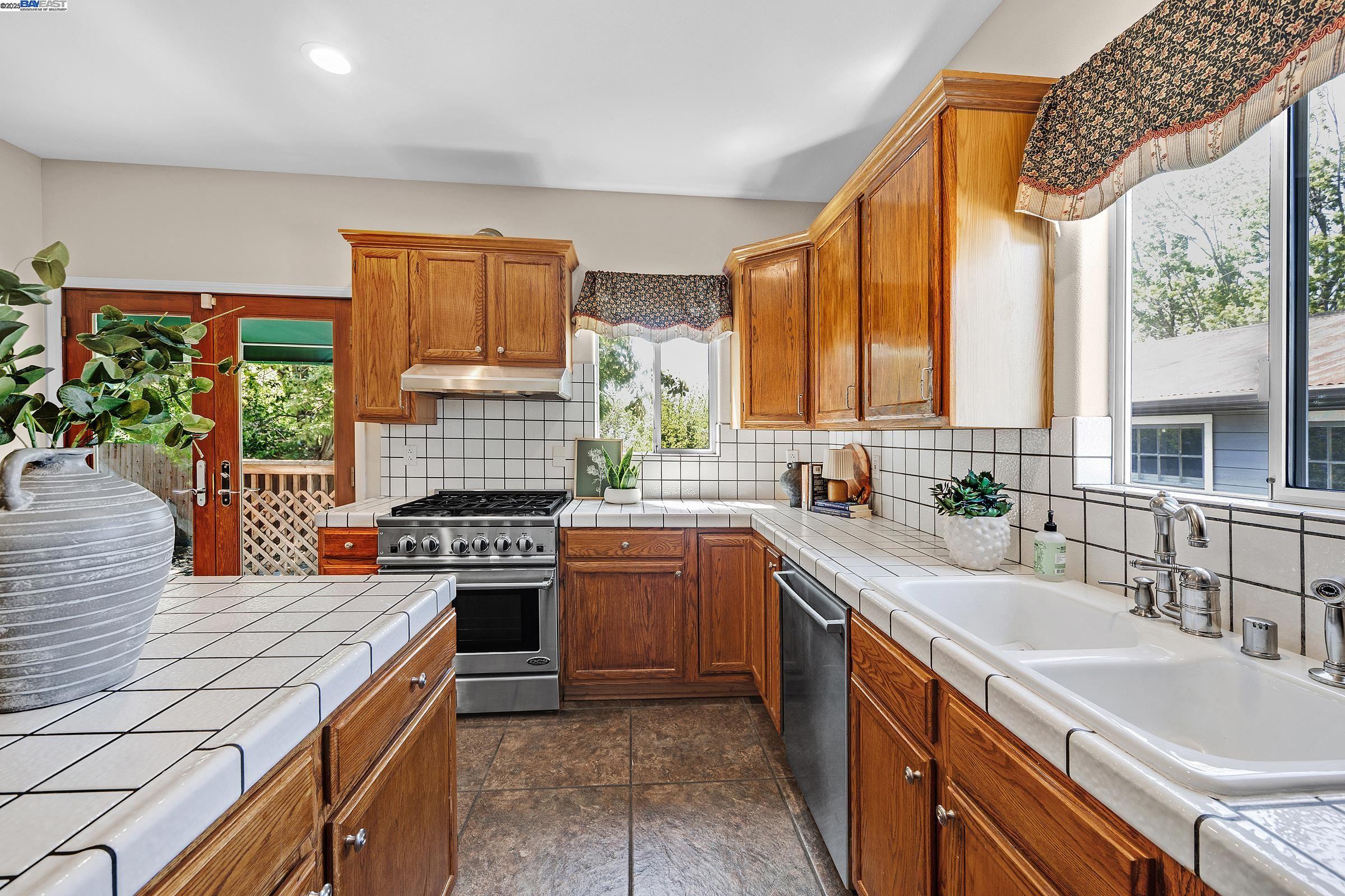 Detail Gallery Image 5 of 20 For 2350 W Avenue 135th, San Leandro,  CA 94577 - – Beds | – Baths