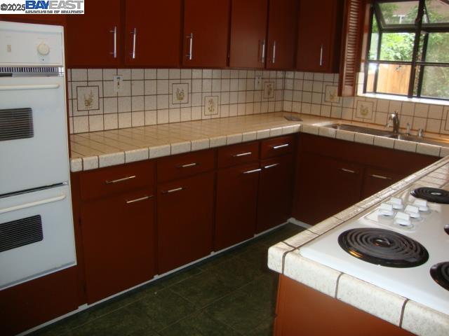 Detail Gallery Image 5 of 8 For 26132 Jane Ave, Hayward,  CA 94544 - 4 Beds | 3 Baths