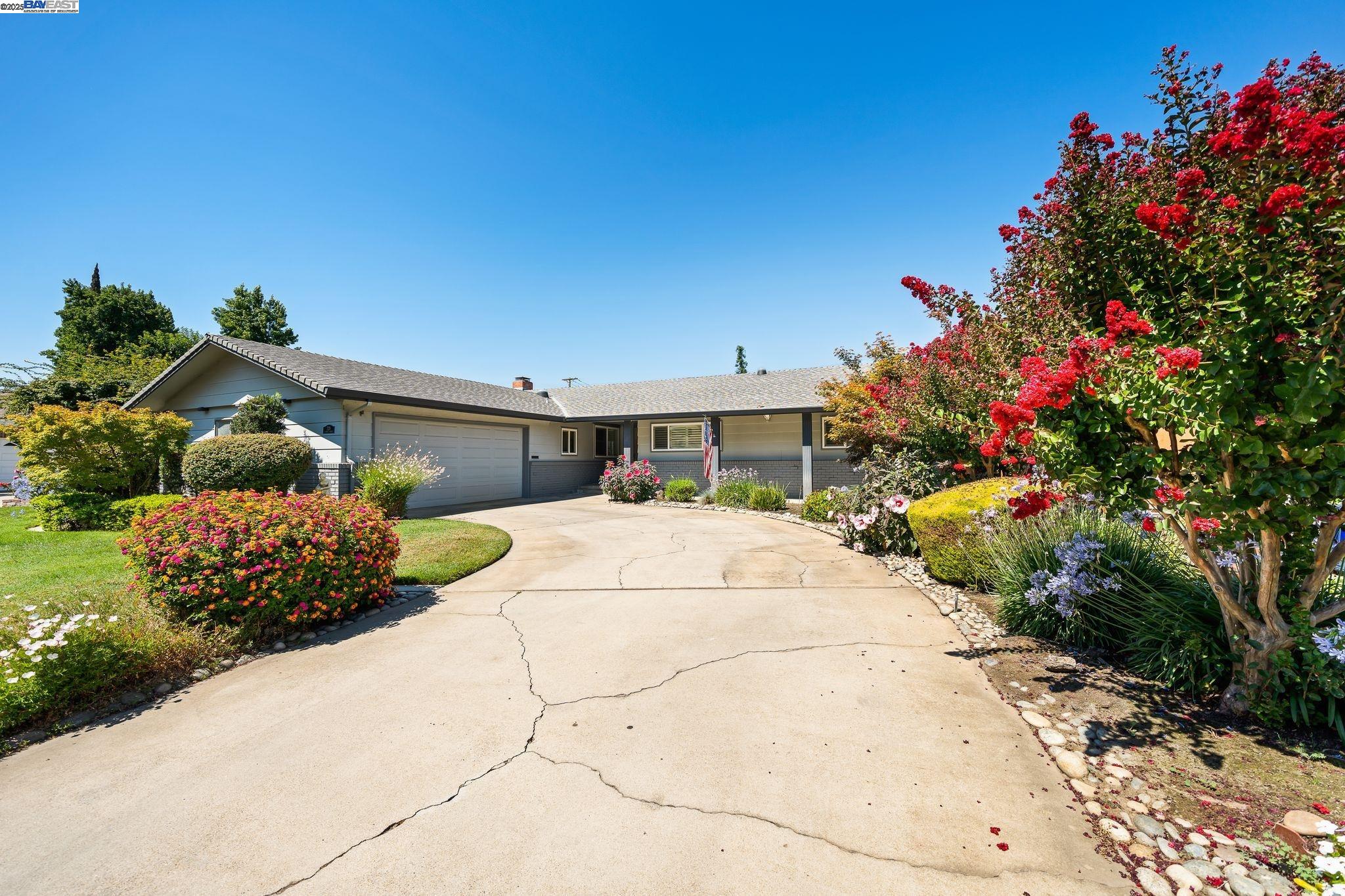 Detail Gallery Image 3 of 31 For 729 S Mills Ave, Lodi,  CA 95242 - 3 Beds | 2 Baths