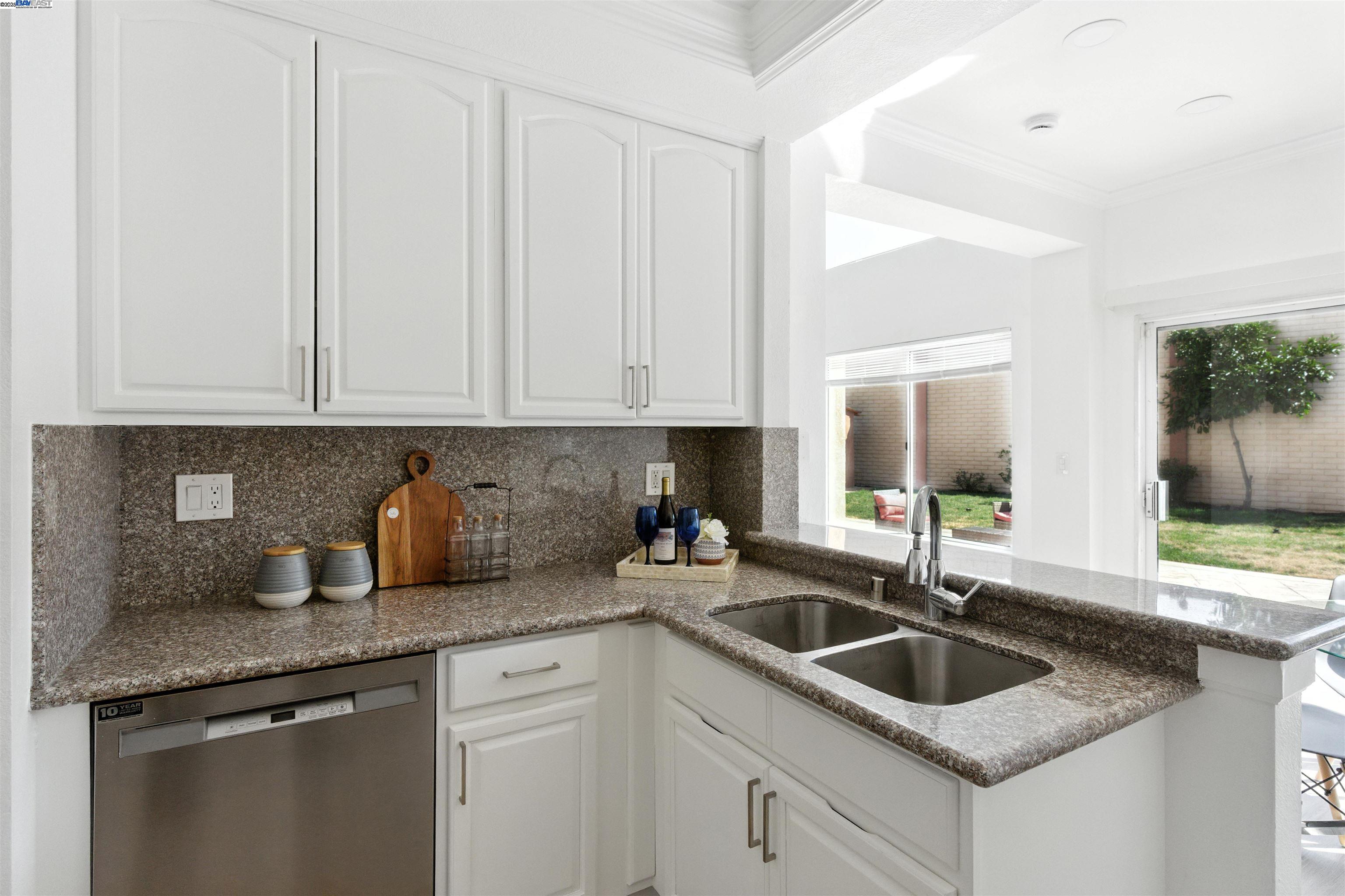 Detail Gallery Image 7 of 30 For 35968 Killorglin Cmn, Fremont,  CA 94536 - 4 Beds | 2/1 Baths