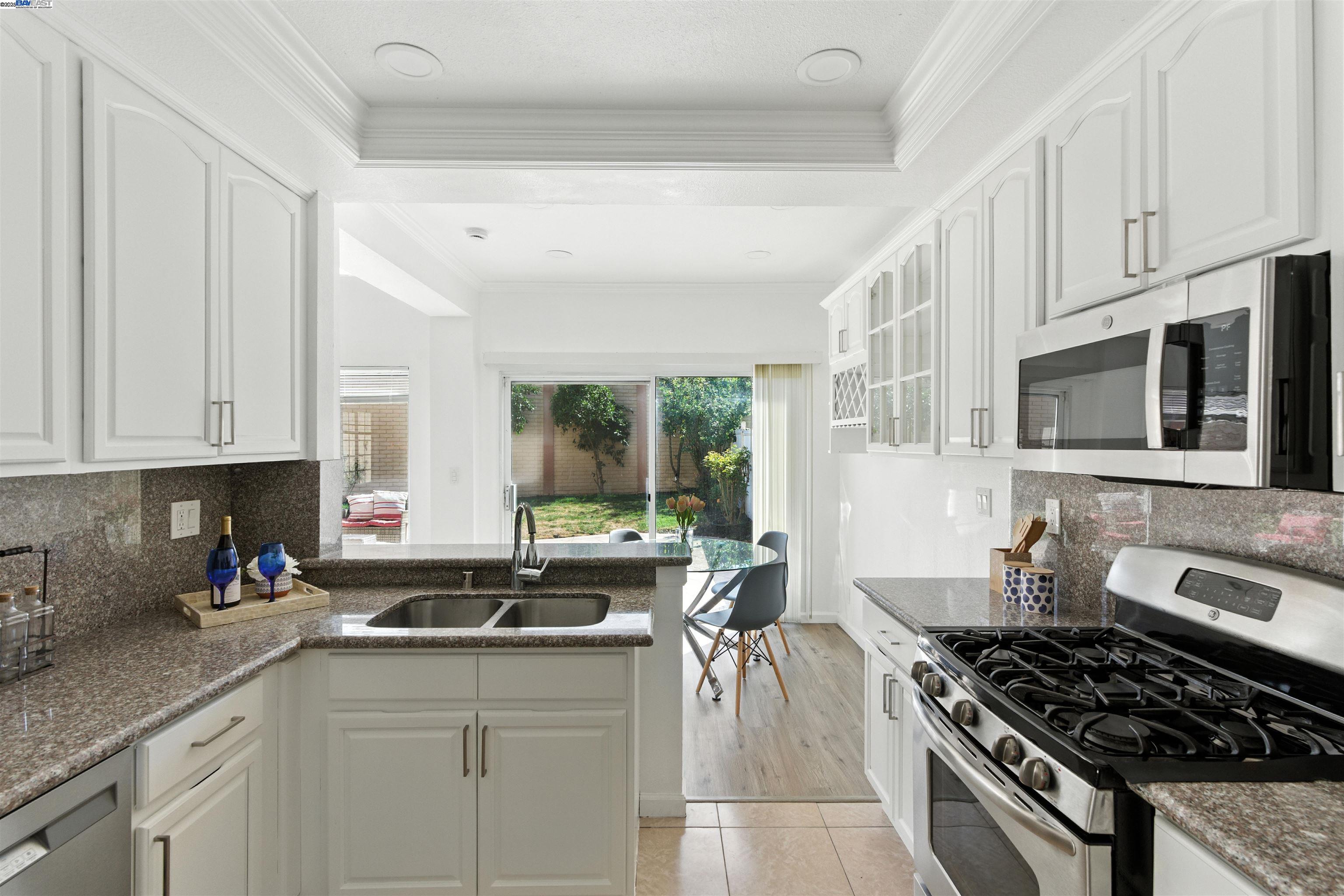 Detail Gallery Image 9 of 30 For 35968 Killorglin Cmn, Fremont,  CA 94536 - 4 Beds | 2/1 Baths