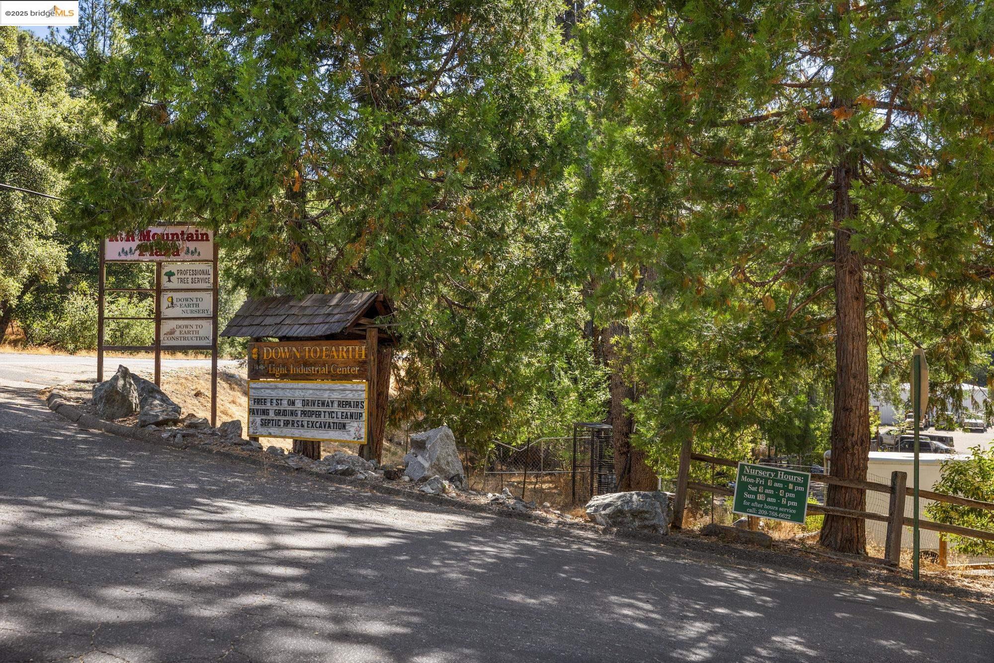 Groveland (A gateway to Yosemite)