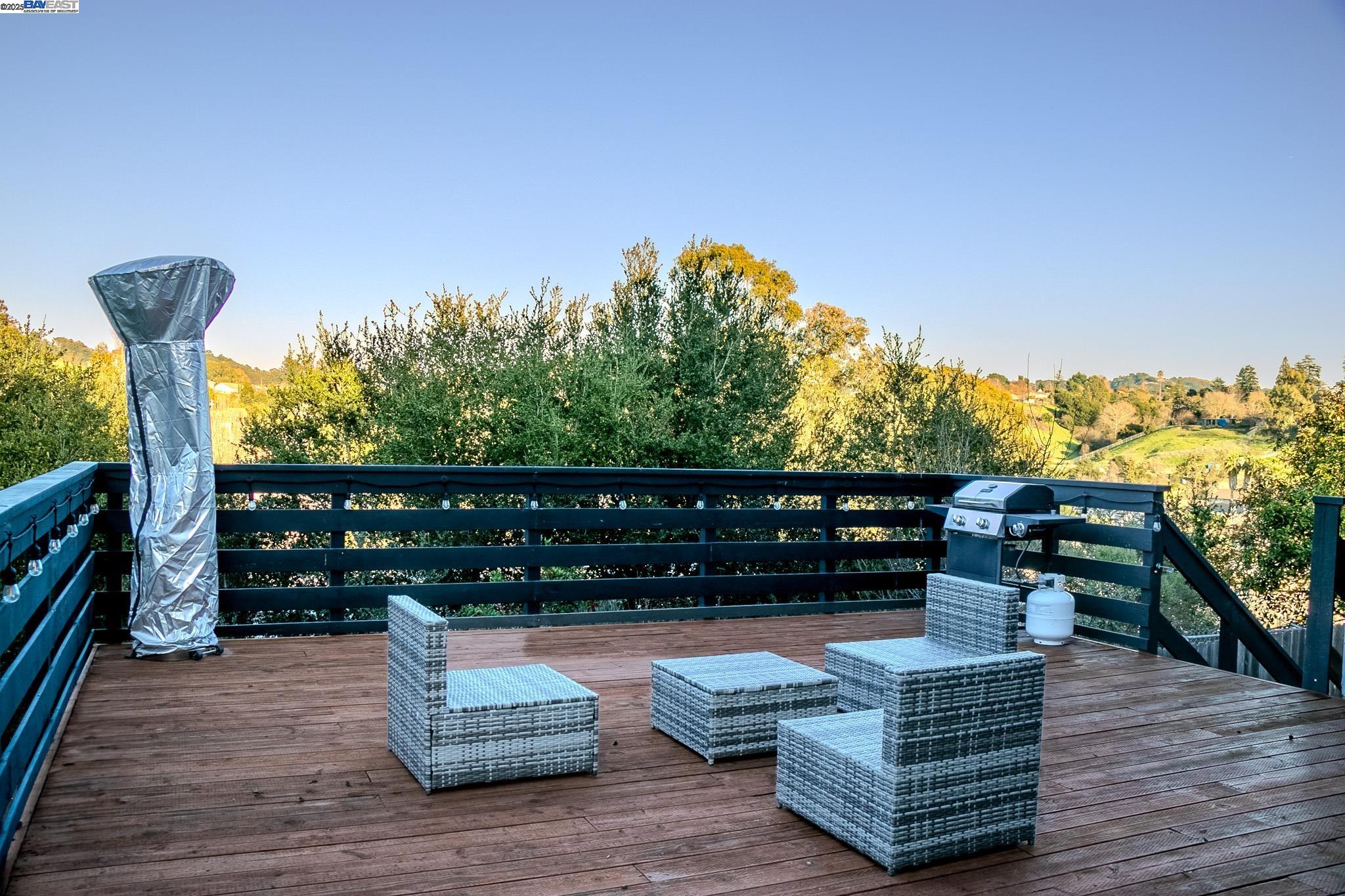 Detail Gallery Image 4 of 7 For 4623 Appian Way, El Sobrante,  CA 94803 - 4 Beds | 2 Baths