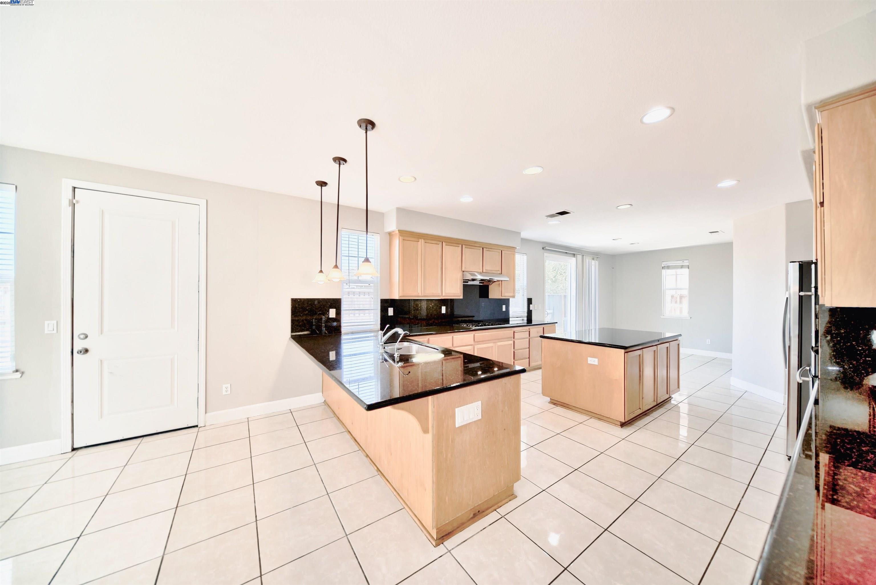 Detail Gallery Image 12 of 37 For 1069 Dry Creek Ct, Lathrop,  CA 95330 - 5 Beds | 3/1 Baths