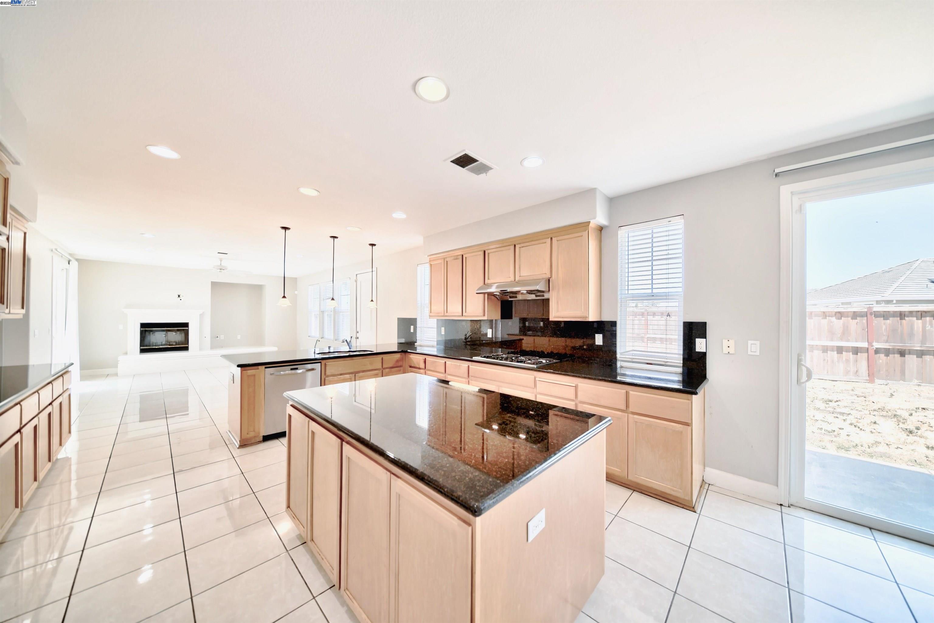 Detail Gallery Image 13 of 37 For 1069 Dry Creek Ct, Lathrop,  CA 95330 - 5 Beds | 3/1 Baths