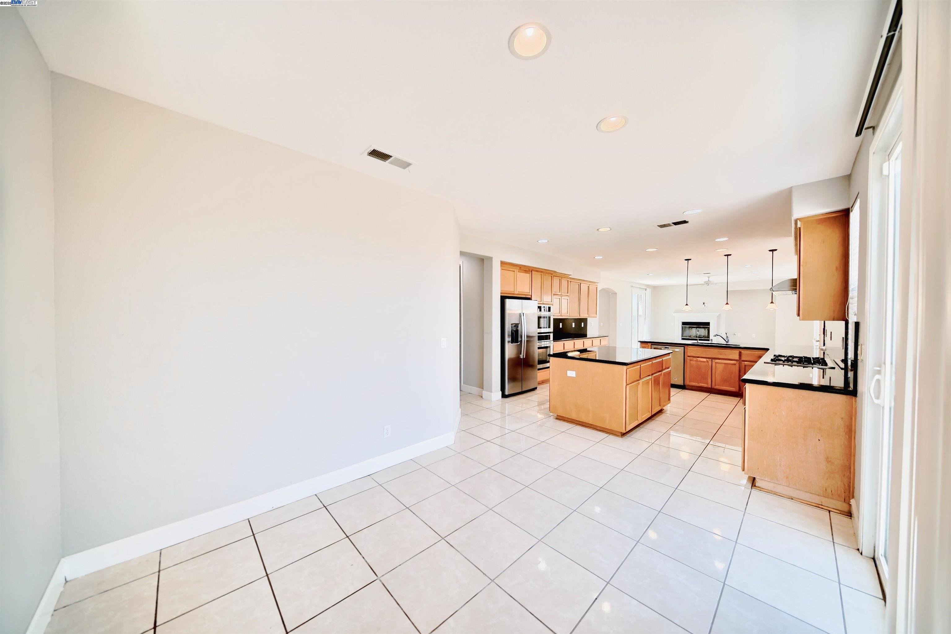 Detail Gallery Image 14 of 37 For 1069 Dry Creek Ct, Lathrop,  CA 95330 - 5 Beds | 3/1 Baths