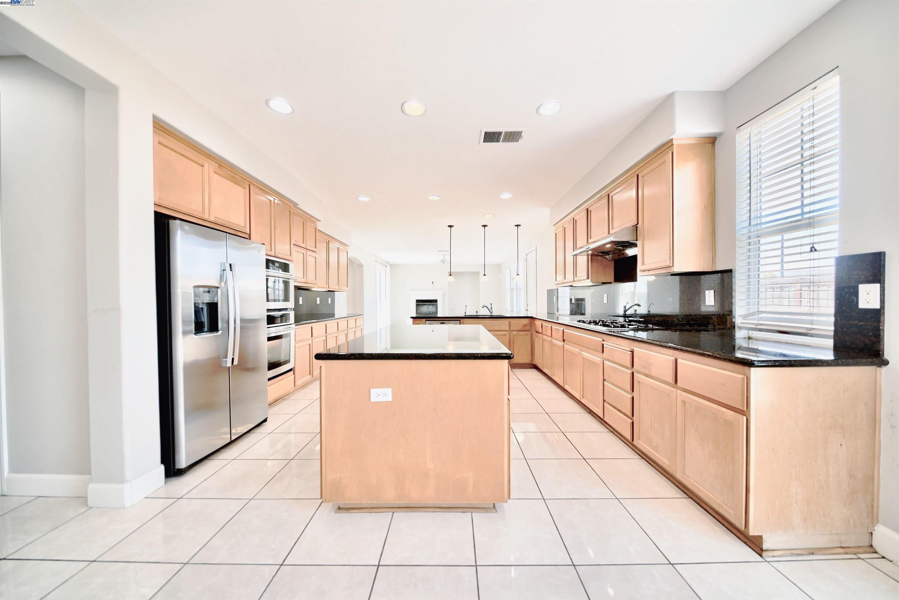 Detail Gallery Image 15 of 37 For 1069 Dry Creek Ct, Lathrop,  CA 95330 - 5 Beds | 3/1 Baths