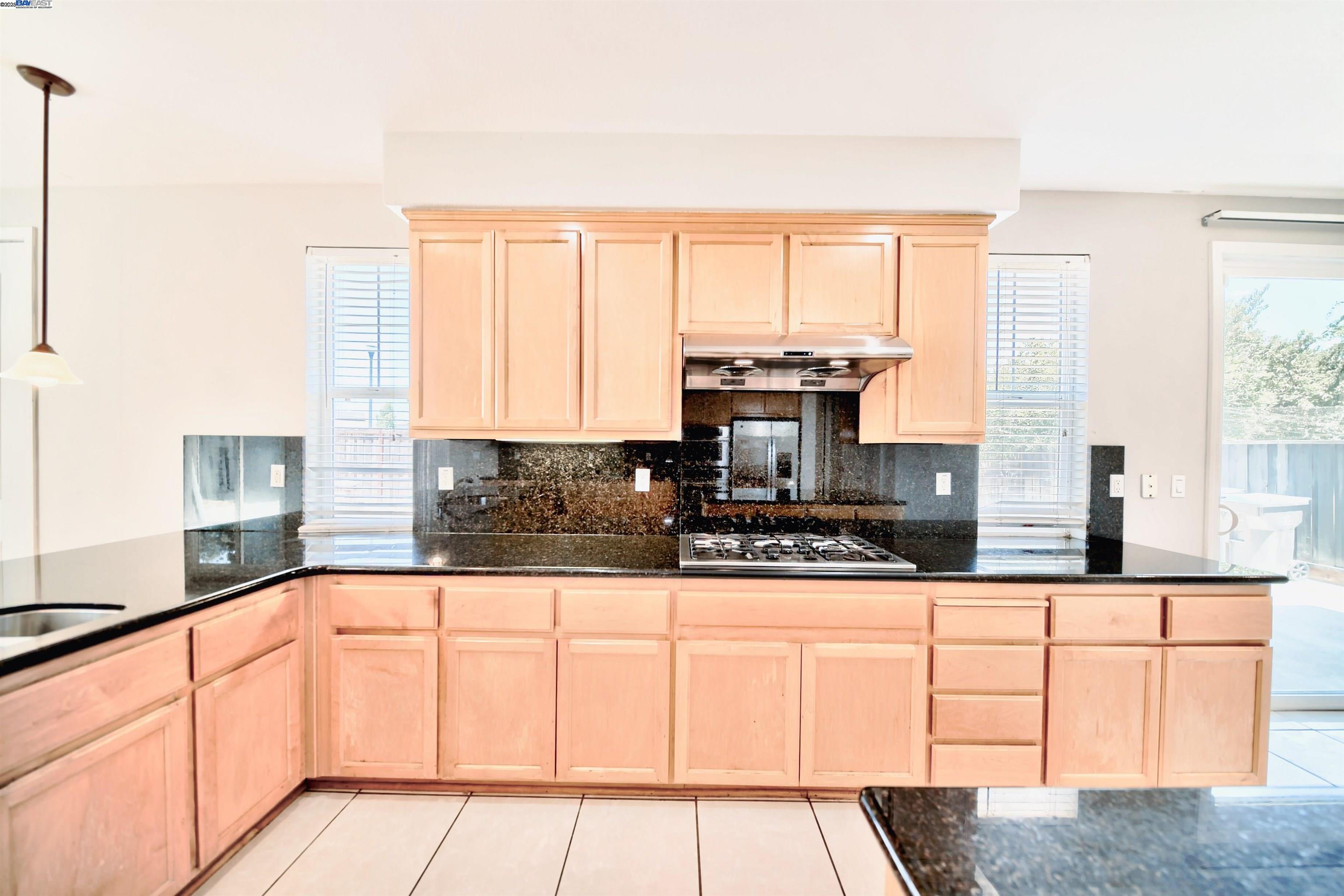 Detail Gallery Image 16 of 37 For 1069 Dry Creek Ct, Lathrop,  CA 95330 - 5 Beds | 3/1 Baths