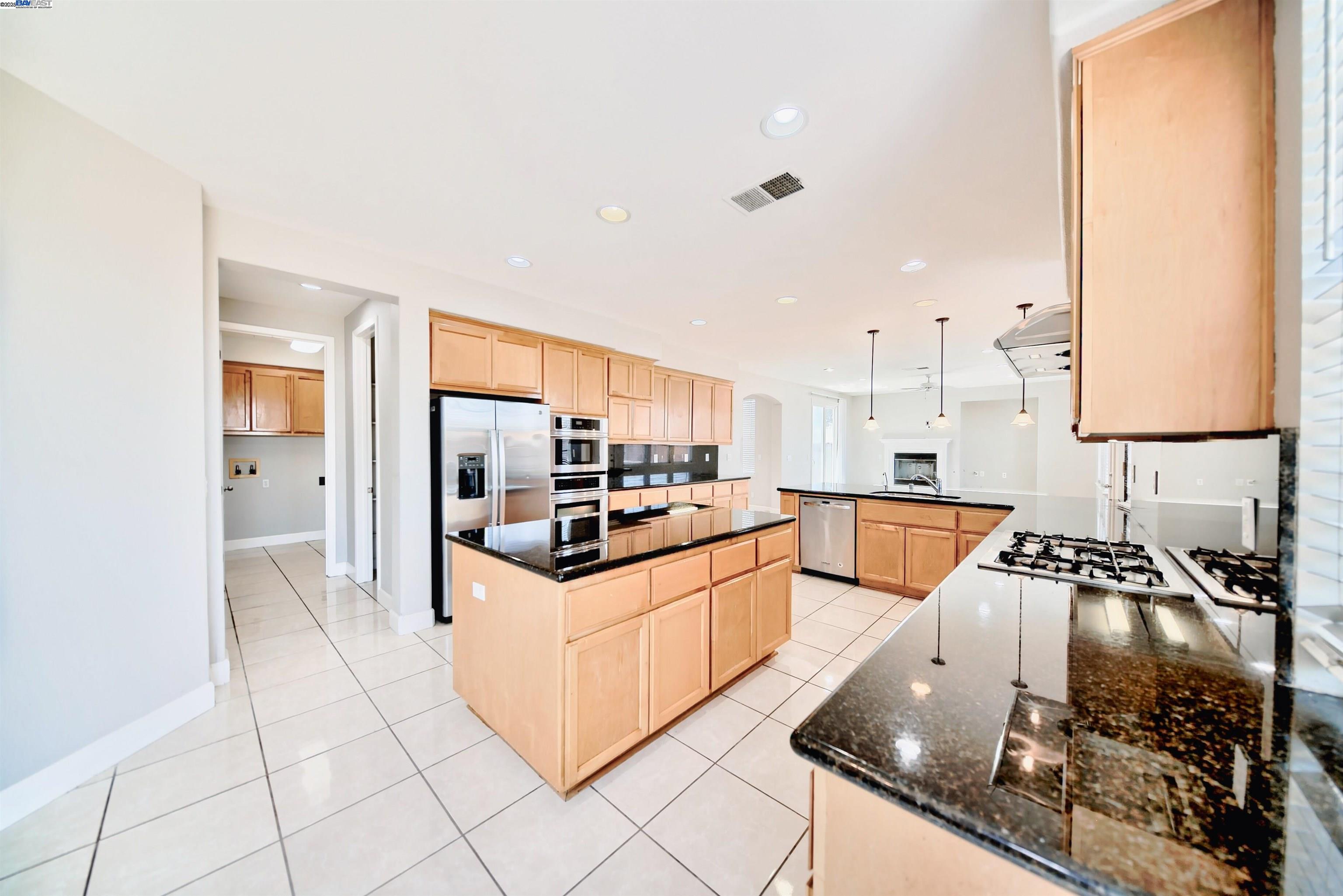 Detail Gallery Image 17 of 37 For 1069 Dry Creek Ct, Lathrop,  CA 95330 - 5 Beds | 3/1 Baths