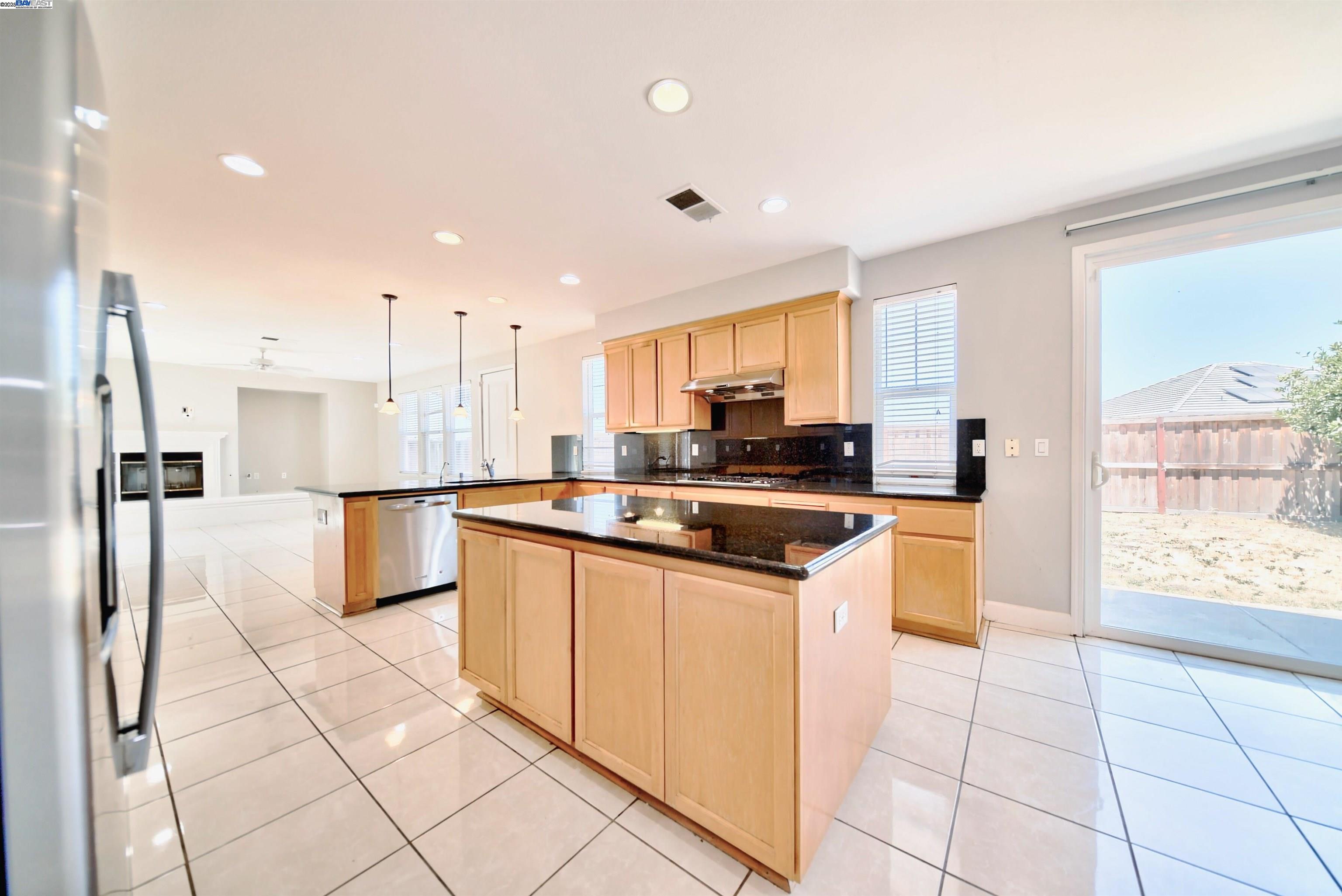 Detail Gallery Image 19 of 37 For 1069 Dry Creek Ct, Lathrop,  CA 95330 - 5 Beds | 3/1 Baths