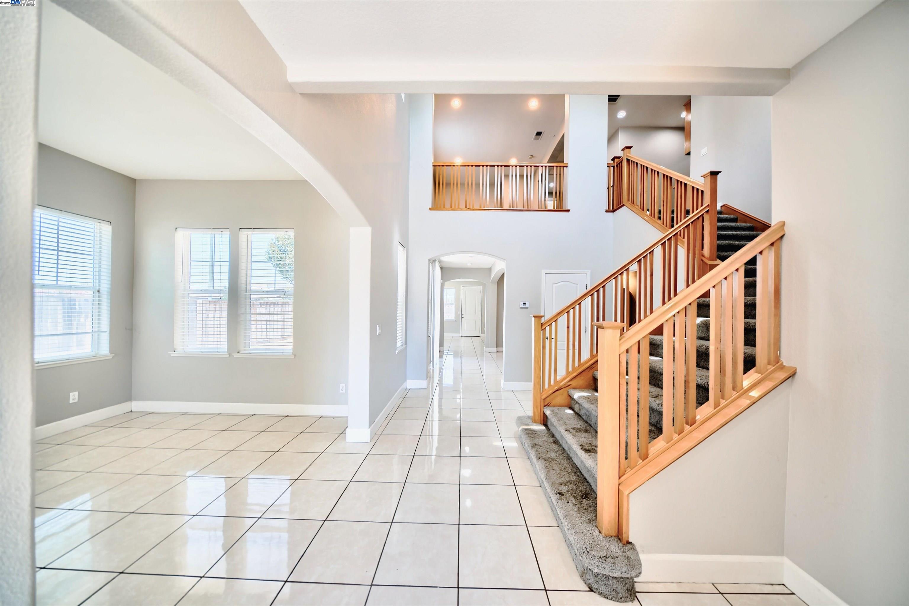 Detail Gallery Image 4 of 37 For 1069 Dry Creek Ct, Lathrop,  CA 95330 - 5 Beds | 3/1 Baths