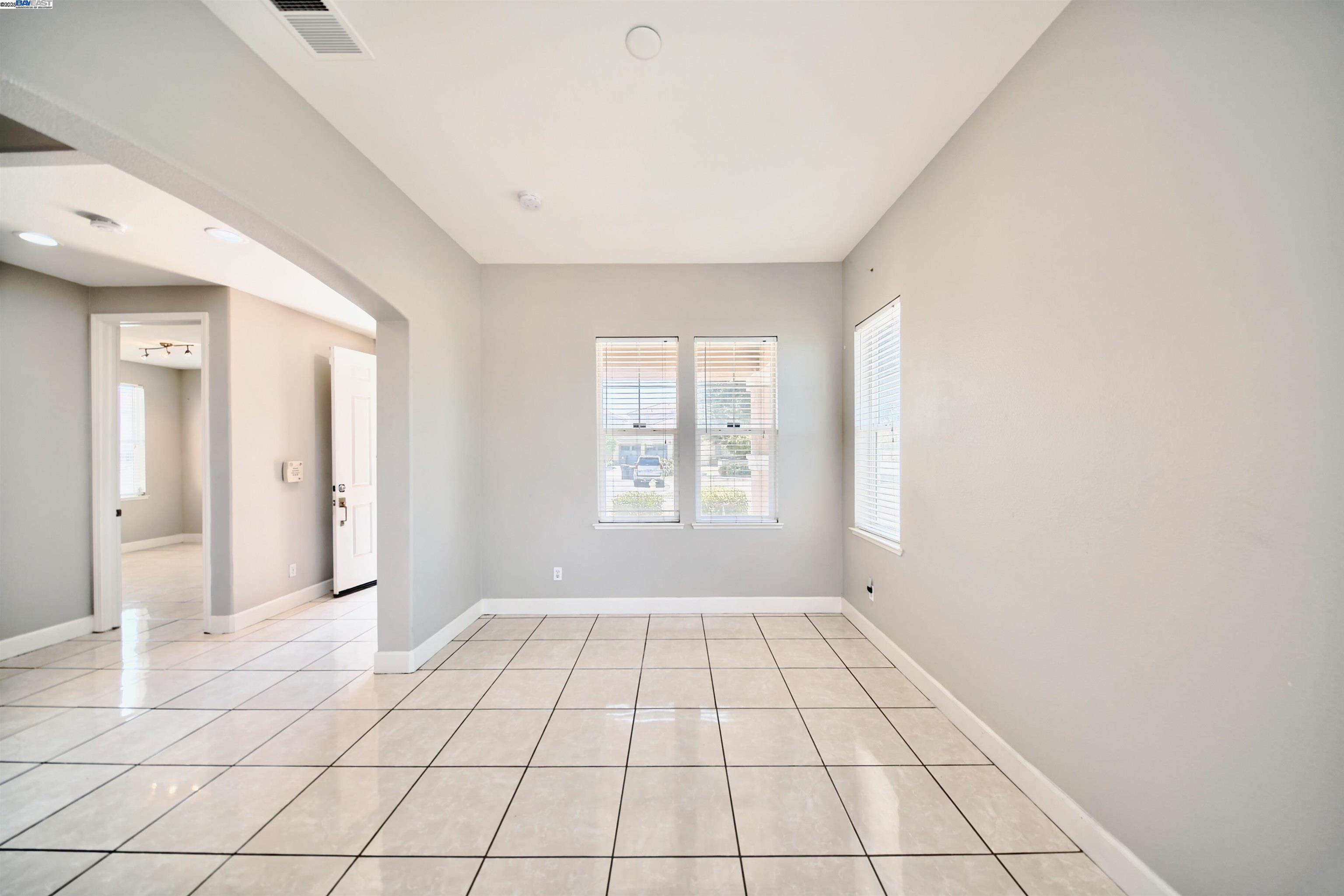 Detail Gallery Image 5 of 37 For 1069 Dry Creek Ct, Lathrop,  CA 95330 - 5 Beds | 3/1 Baths