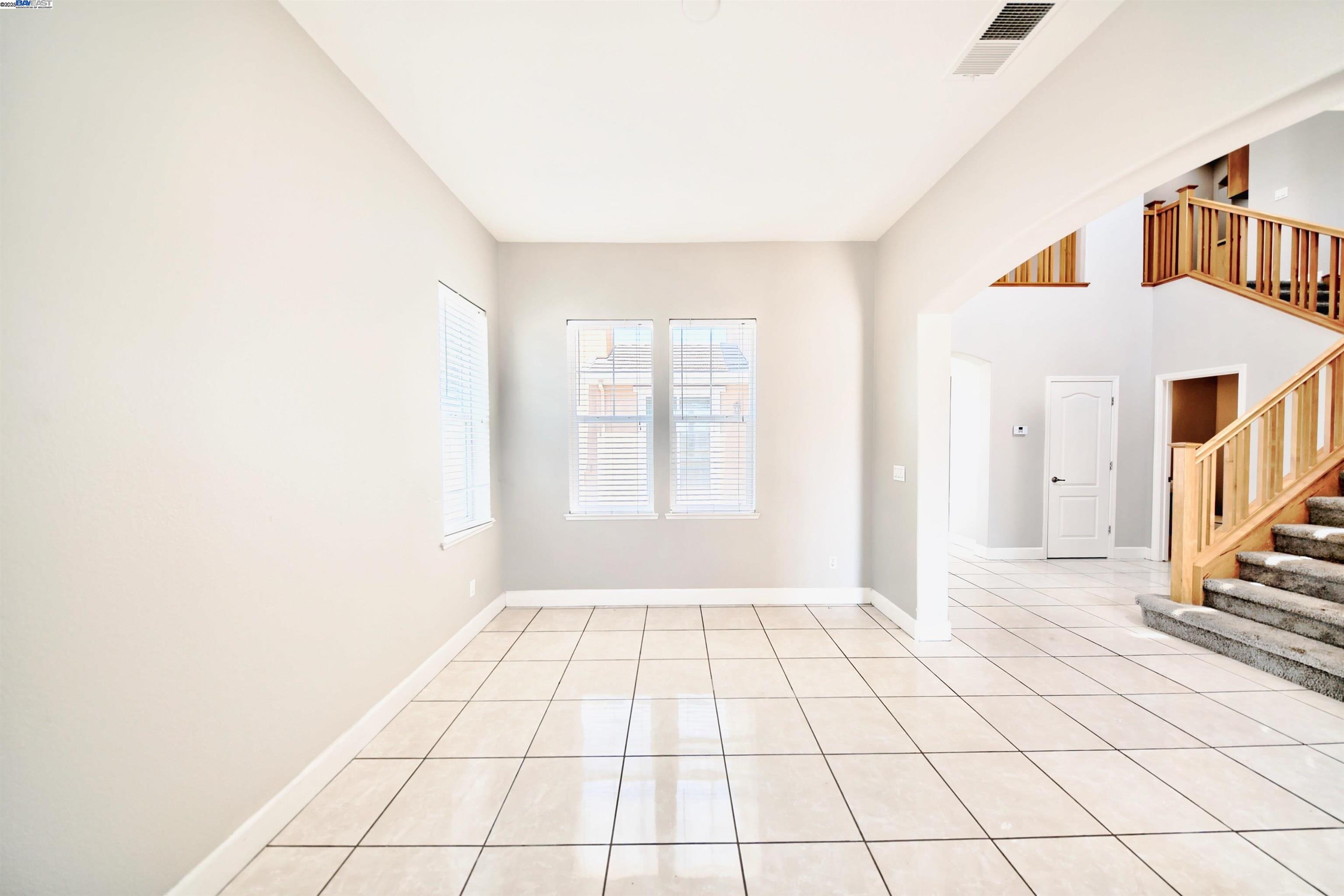 Detail Gallery Image 6 of 37 For 1069 Dry Creek Ct, Lathrop,  CA 95330 - 5 Beds | 3/1 Baths