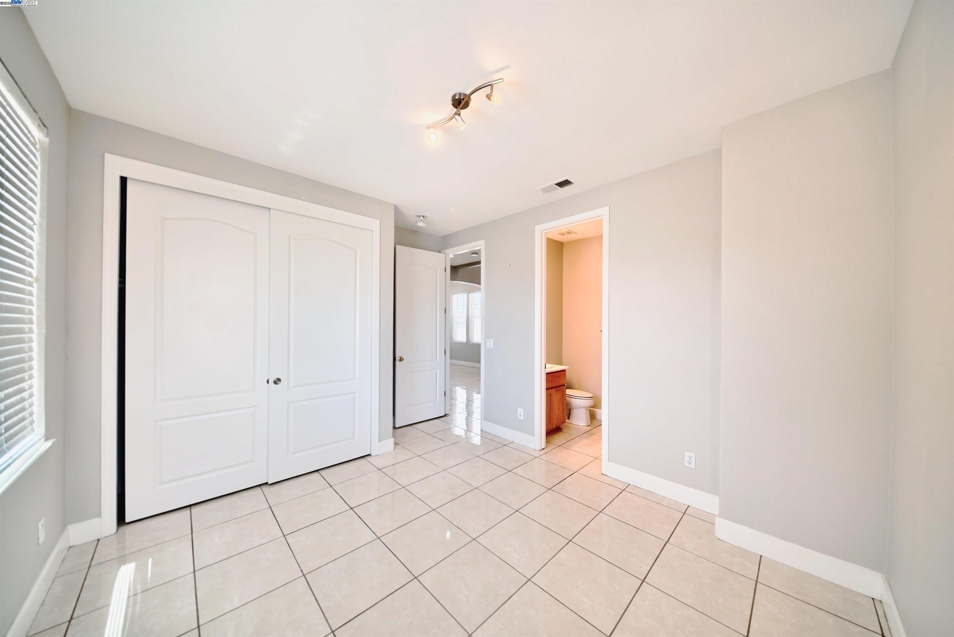 Detail Gallery Image 7 of 37 For 1069 Dry Creek Ct, Lathrop,  CA 95330 - 5 Beds | 3/1 Baths