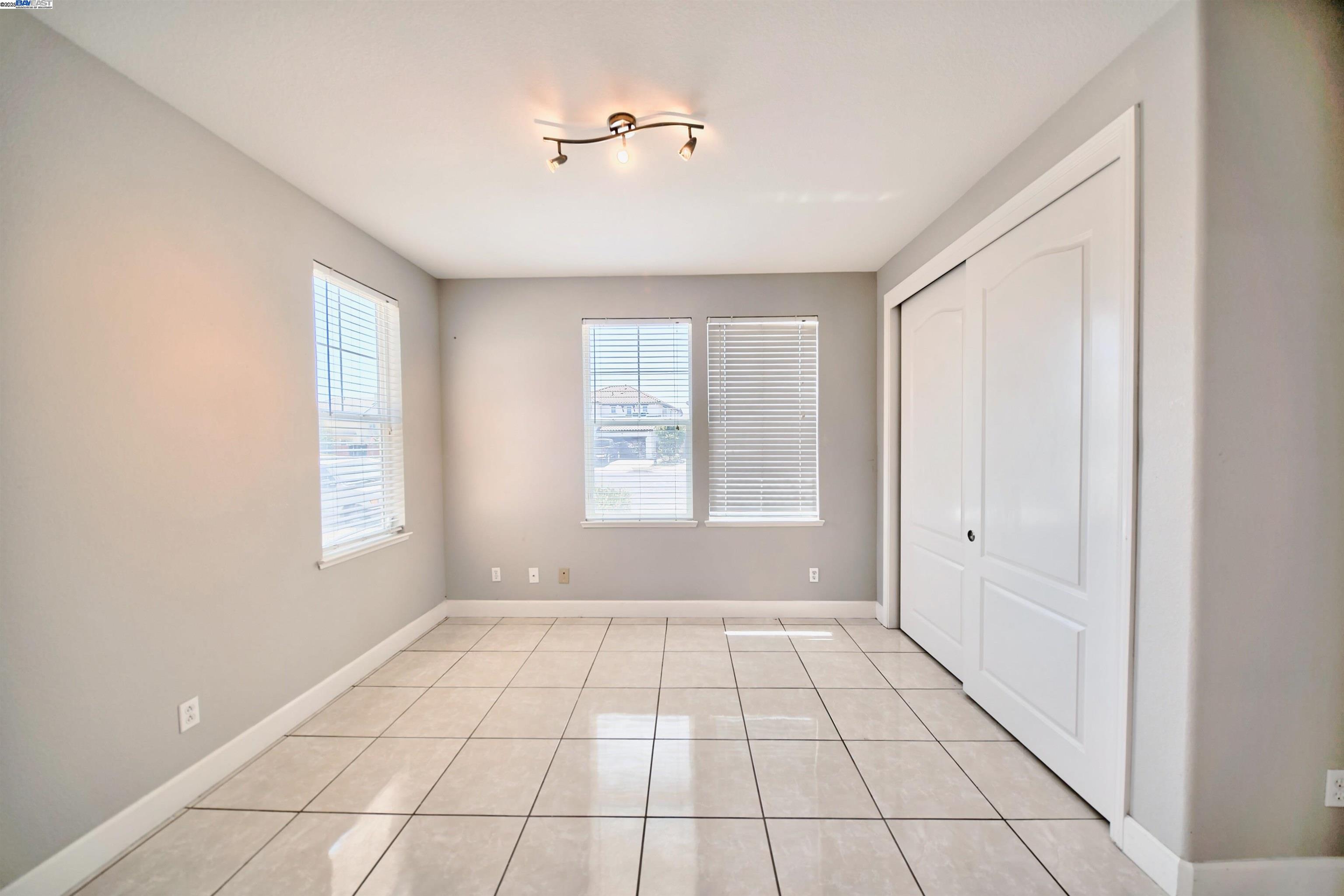 Detail Gallery Image 8 of 37 For 1069 Dry Creek Ct, Lathrop,  CA 95330 - 5 Beds | 3/1 Baths