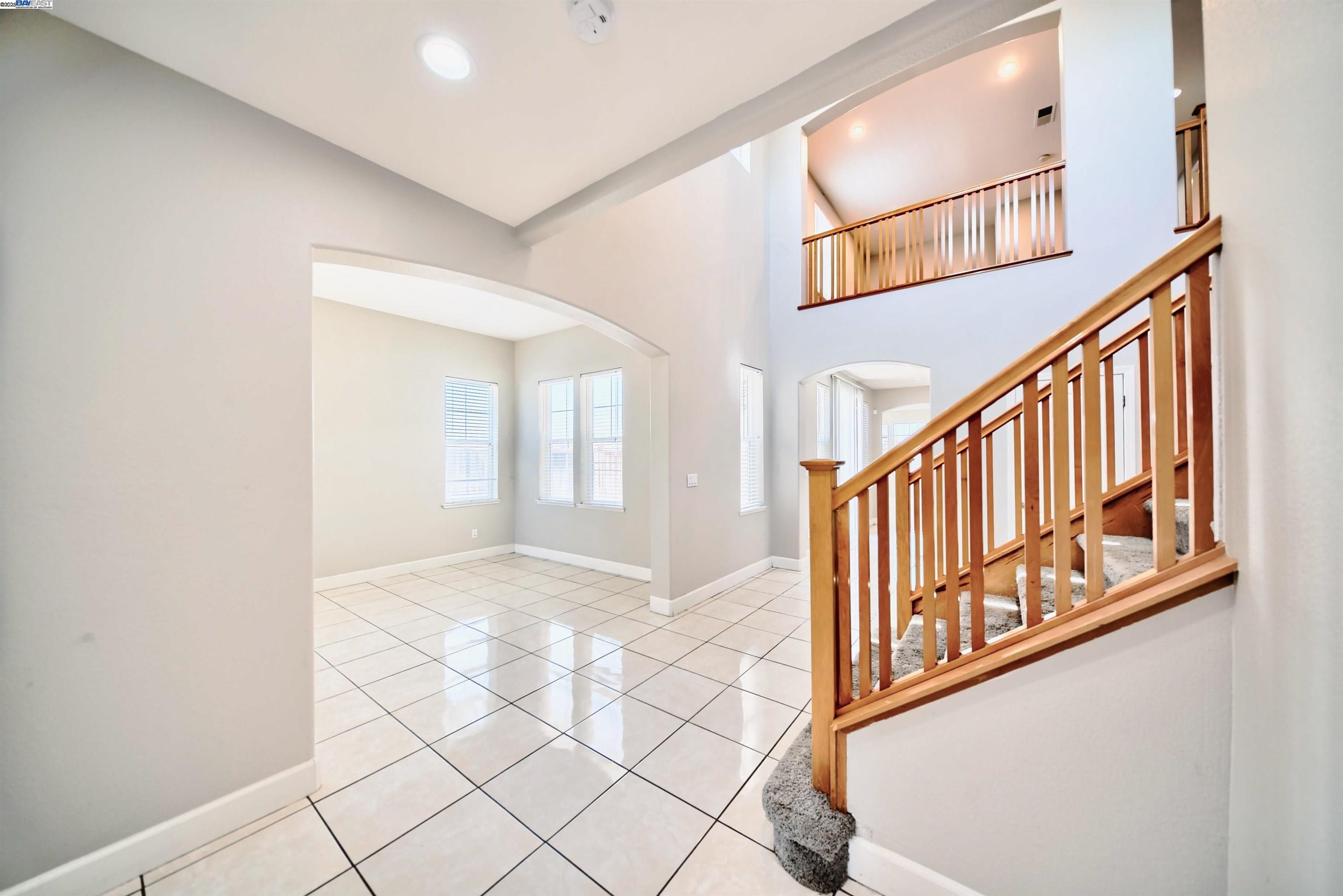 Detail Gallery Image 9 of 37 For 1069 Dry Creek Ct, Lathrop,  CA 95330 - 5 Beds | 3/1 Baths