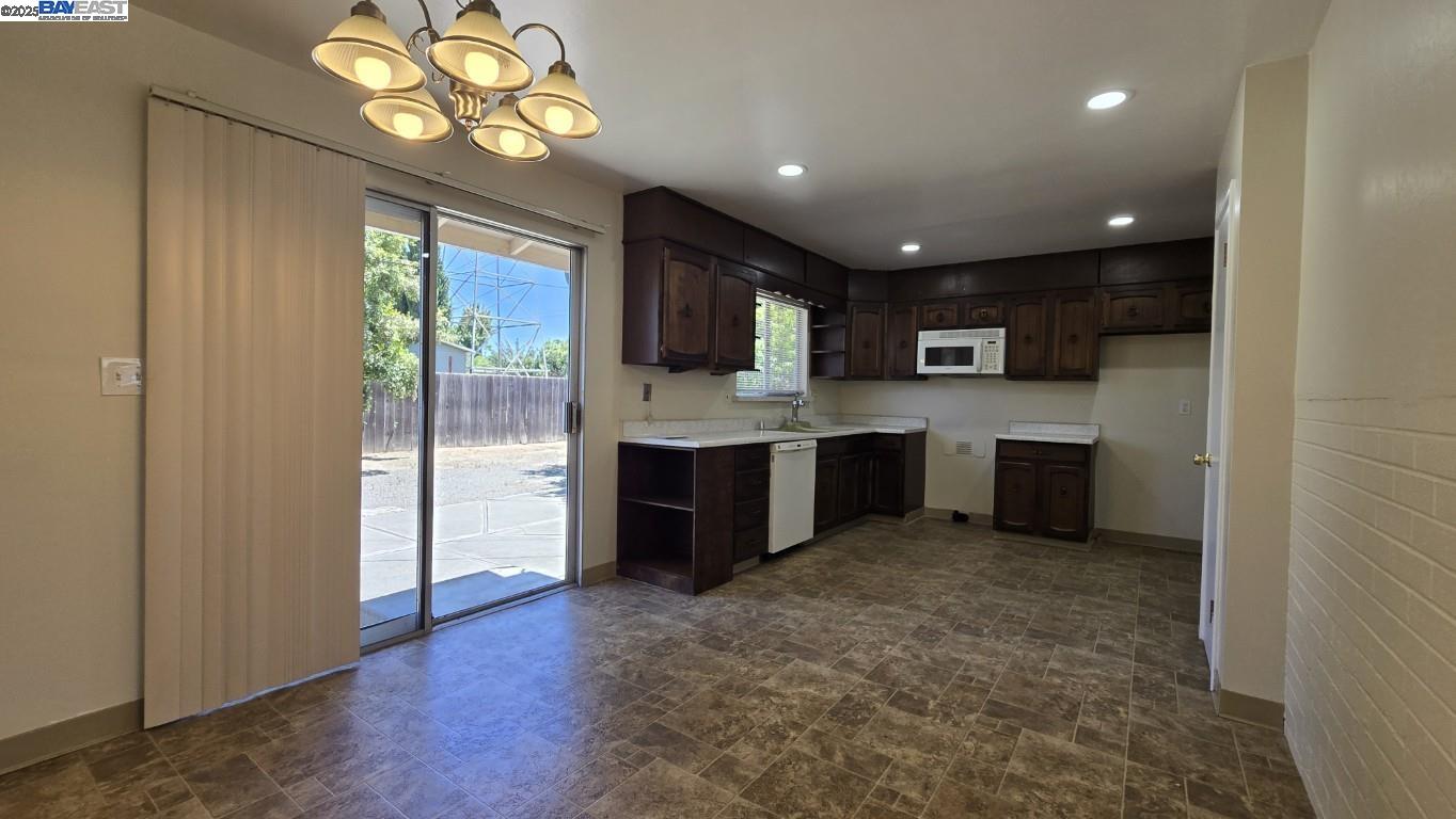 Detail Gallery Image 9 of 11 For 40622 Blacow Rd, Fremont,  CA 94538 - 3 Beds | 2 Baths