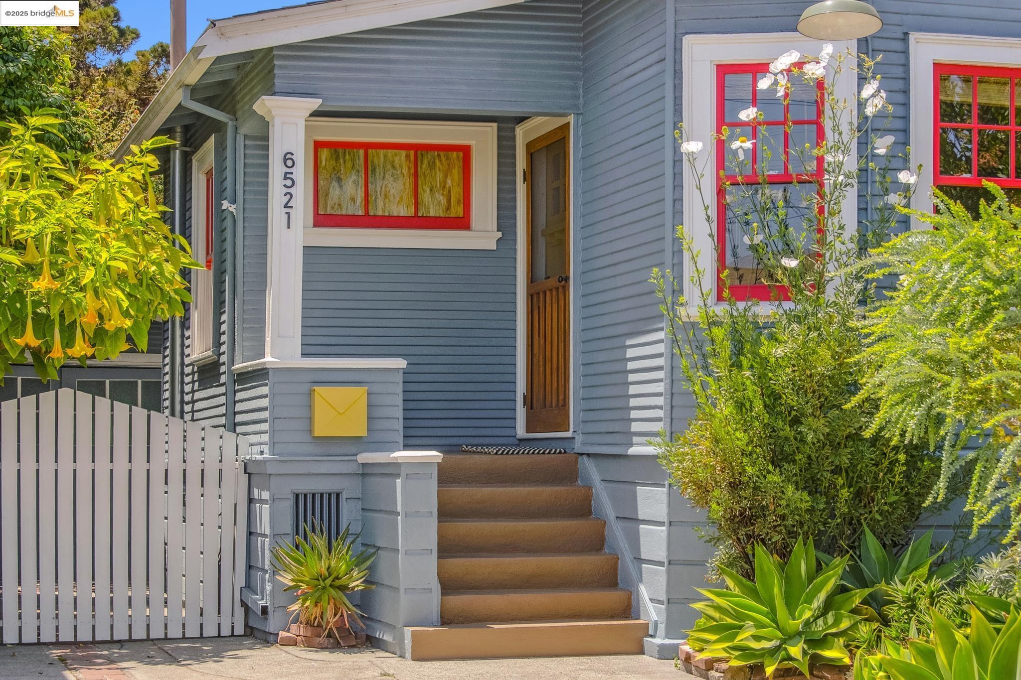 Detail Gallery Image 2 of 54 For 6521 Herzog St, Oakland,  CA 94608 - 2 Beds | 1 Baths