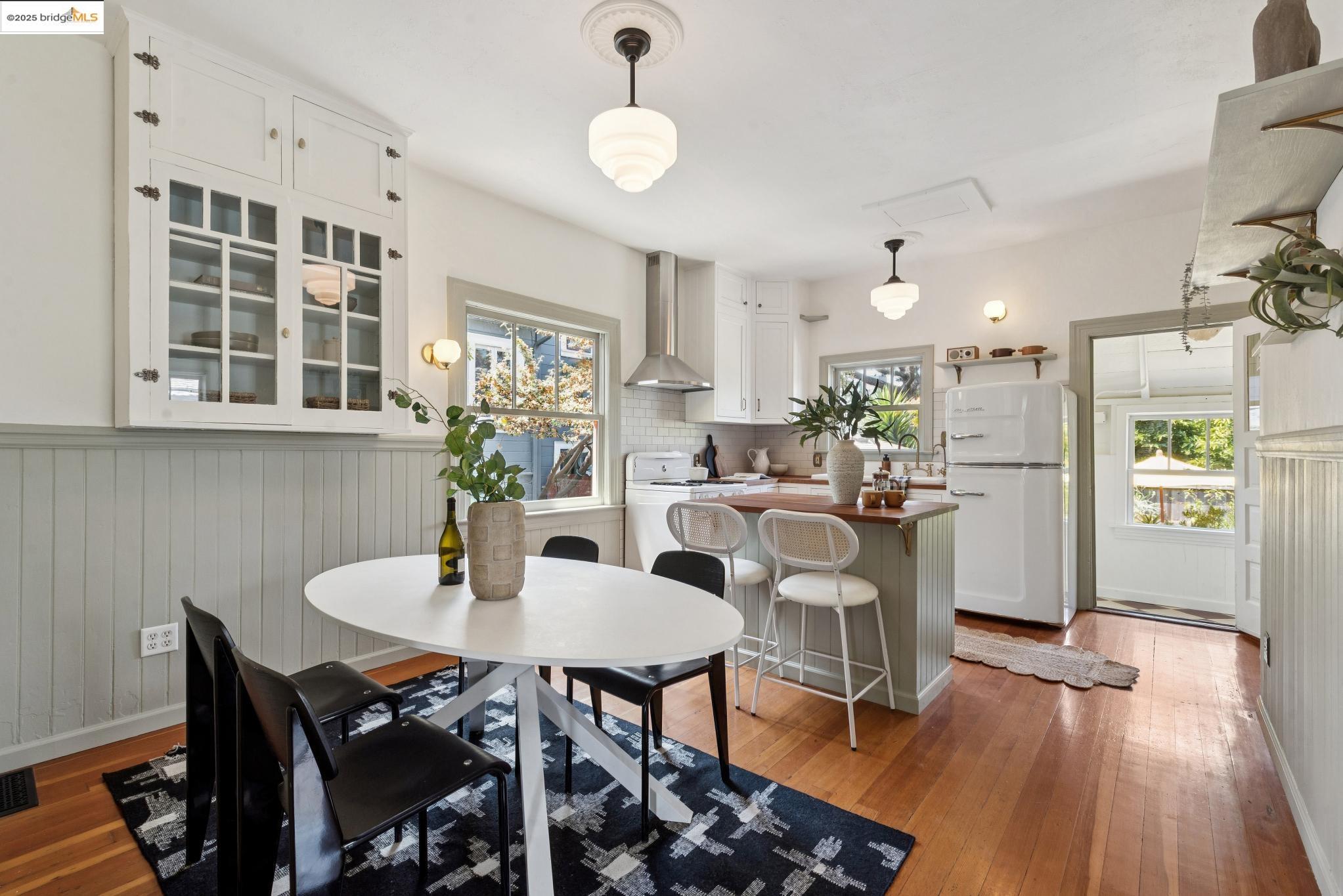 Detail Gallery Image 10 of 54 For 6521 Herzog St, Oakland,  CA 94608 - 2 Beds | 1 Baths