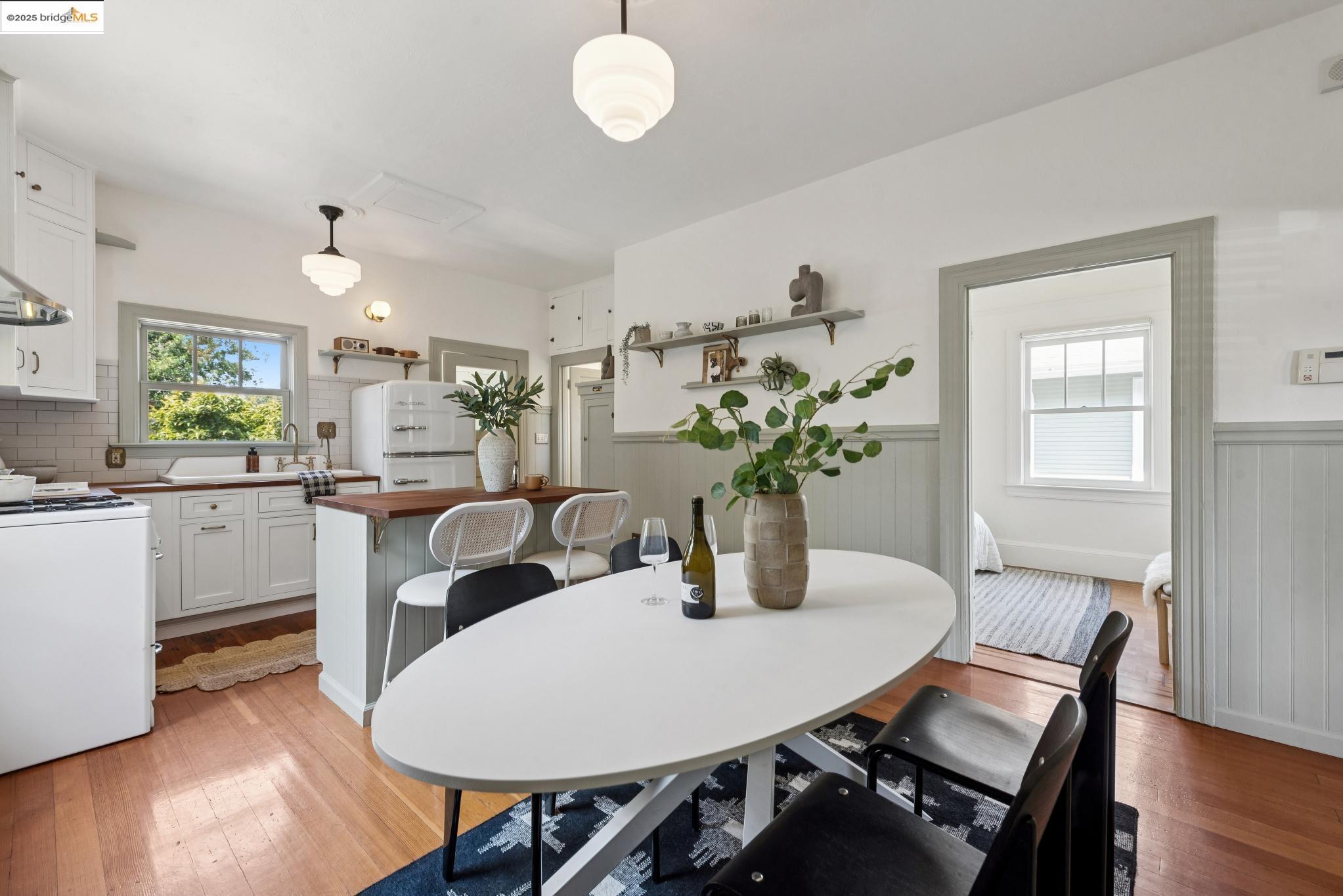 Detail Gallery Image 12 of 54 For 6521 Herzog St, Oakland,  CA 94608 - 2 Beds | 1 Baths