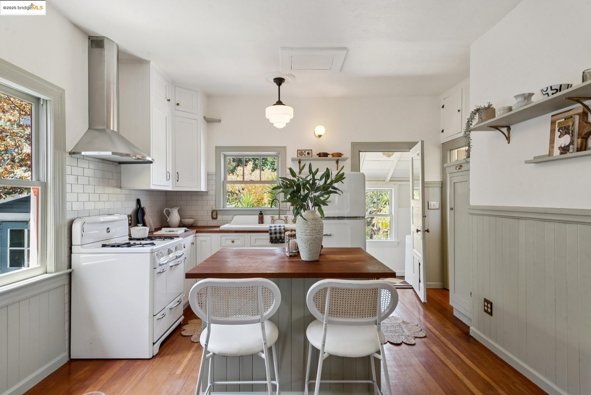 Detail Gallery Image 13 of 54 For 6521 Herzog St, Oakland,  CA 94608 - 2 Beds | 1 Baths
