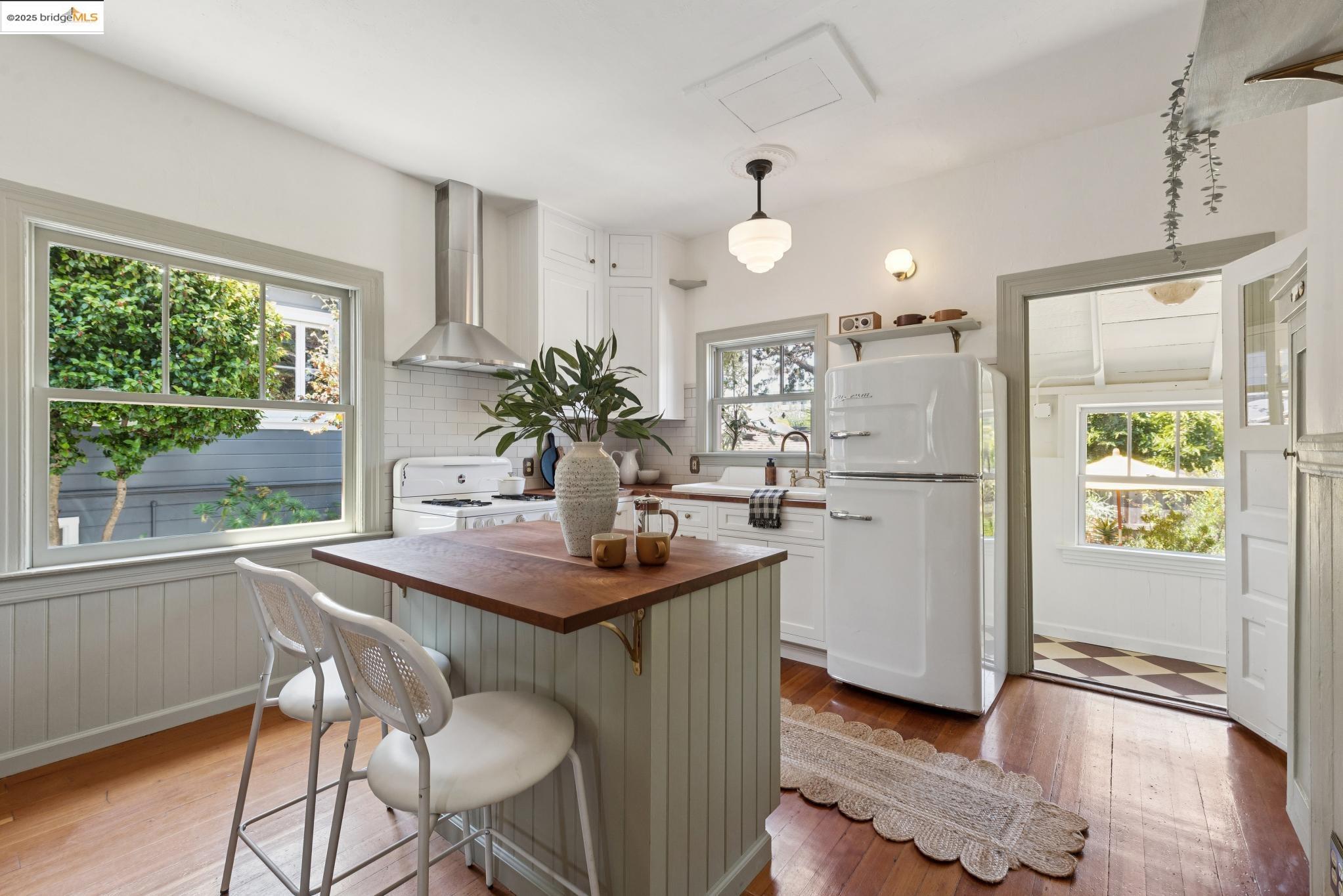 Detail Gallery Image 14 of 54 For 6521 Herzog St, Oakland,  CA 94608 - 2 Beds | 1 Baths