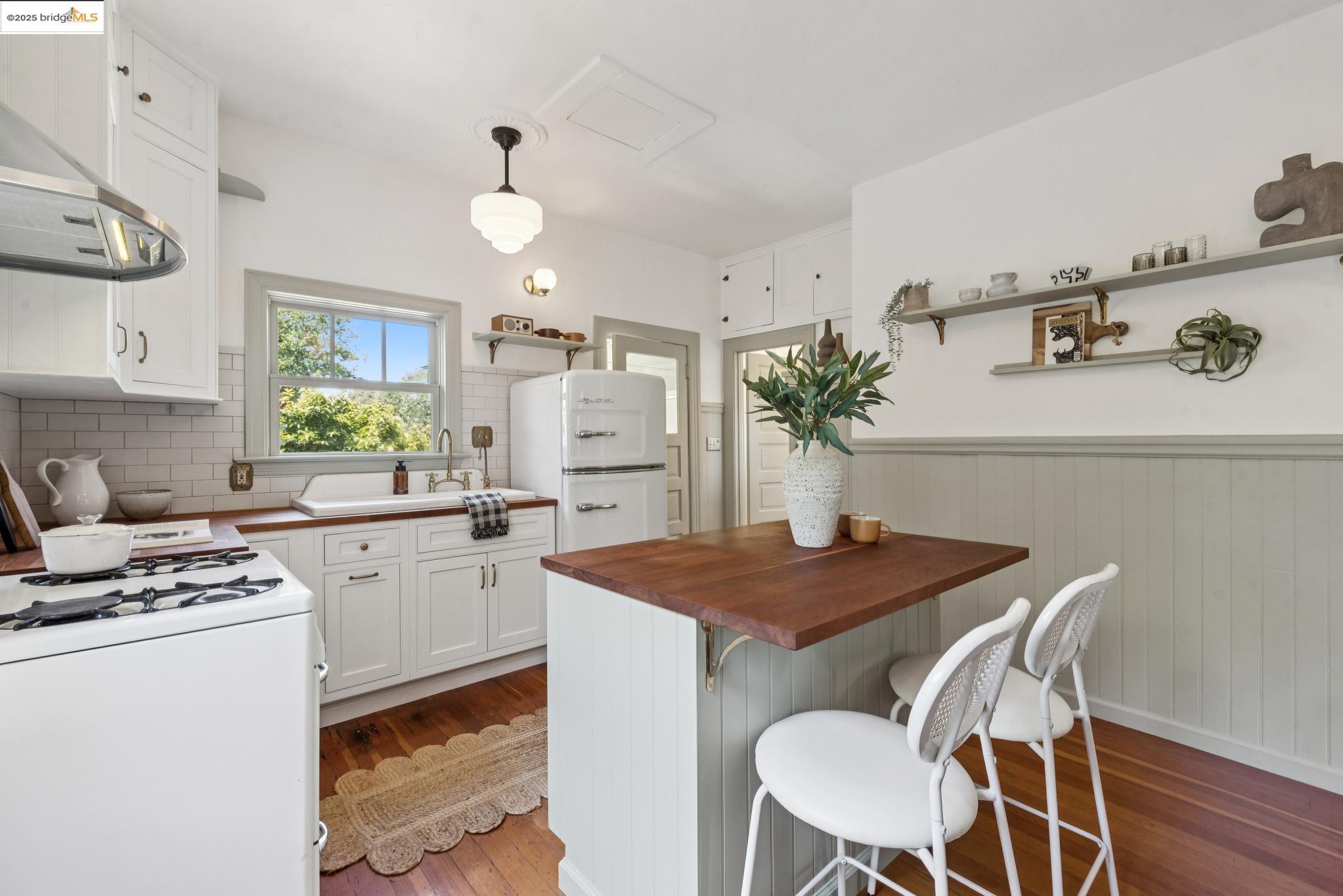 Detail Gallery Image 15 of 54 For 6521 Herzog St, Oakland,  CA 94608 - 2 Beds | 1 Baths