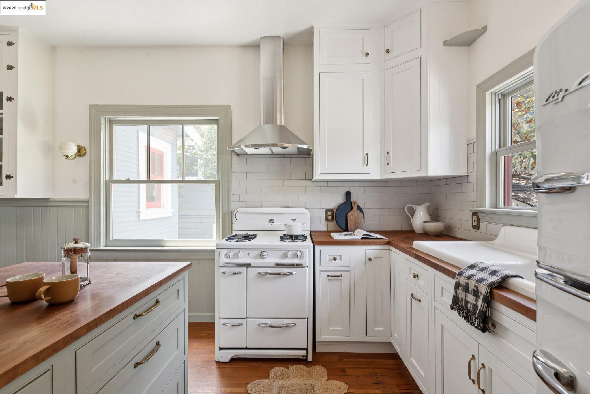 Detail Gallery Image 16 of 54 For 6521 Herzog St, Oakland,  CA 94608 - 2 Beds | 1 Baths