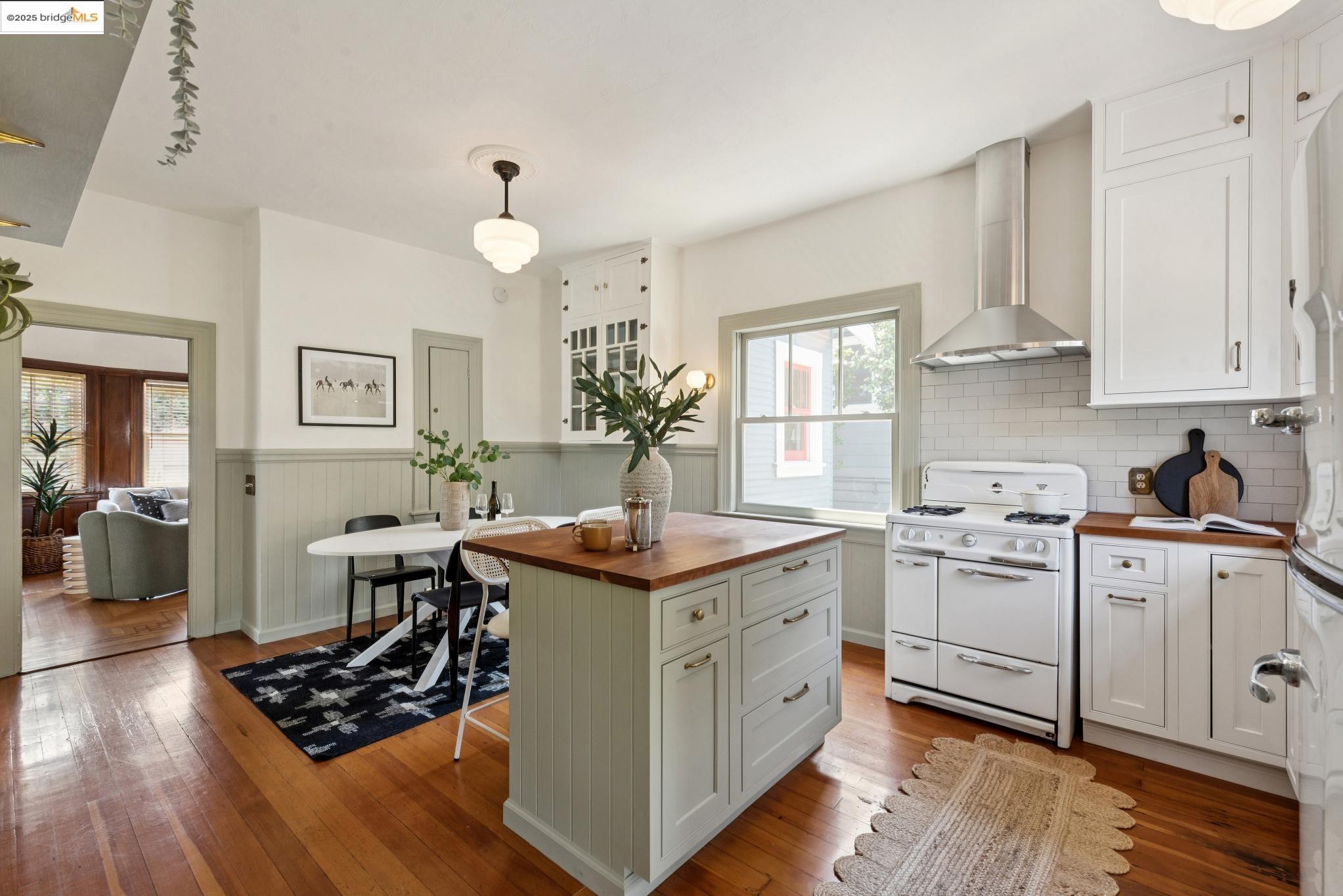 Detail Gallery Image 17 of 54 For 6521 Herzog St, Oakland,  CA 94608 - 2 Beds | 1 Baths