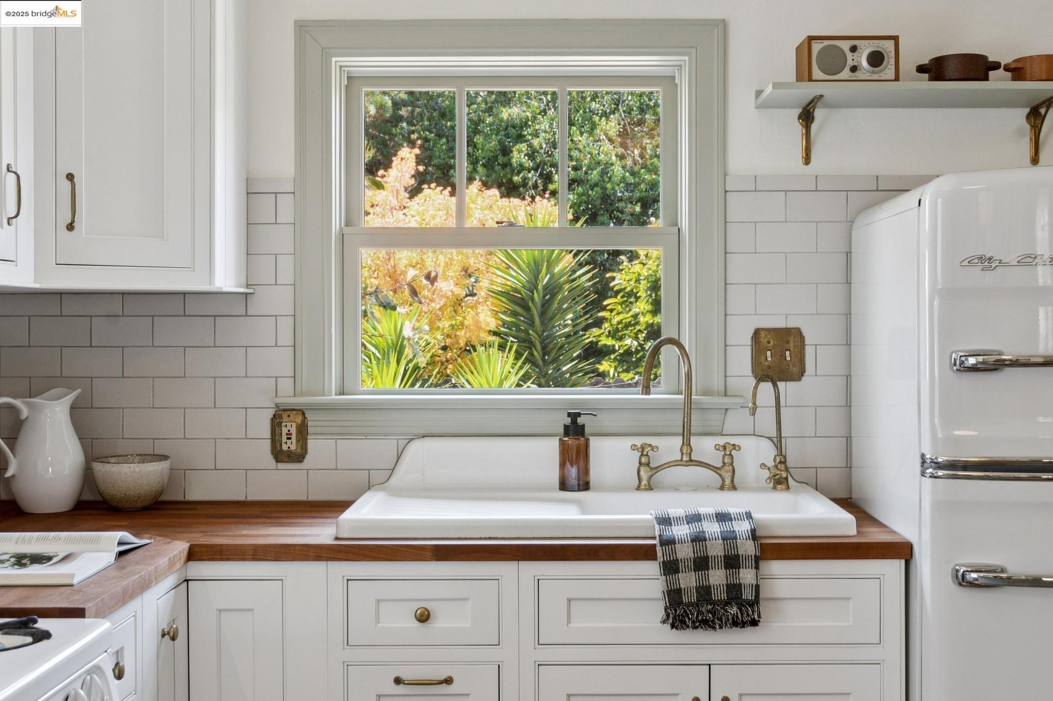 Detail Gallery Image 18 of 54 For 6521 Herzog St, Oakland,  CA 94608 - 2 Beds | 1 Baths