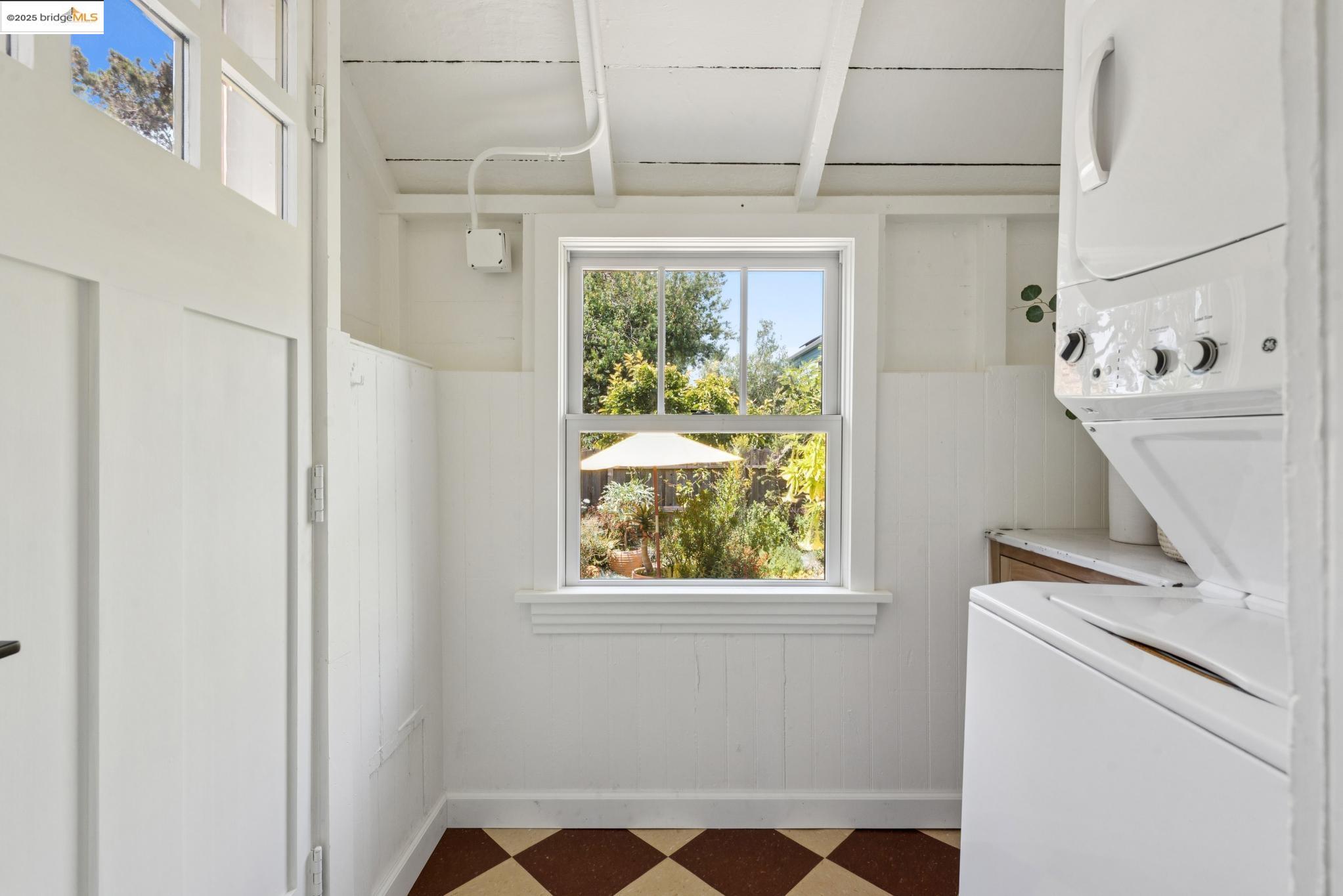 Detail Gallery Image 27 of 54 For 6521 Herzog St, Oakland,  CA 94608 - 2 Beds | 1 Baths
