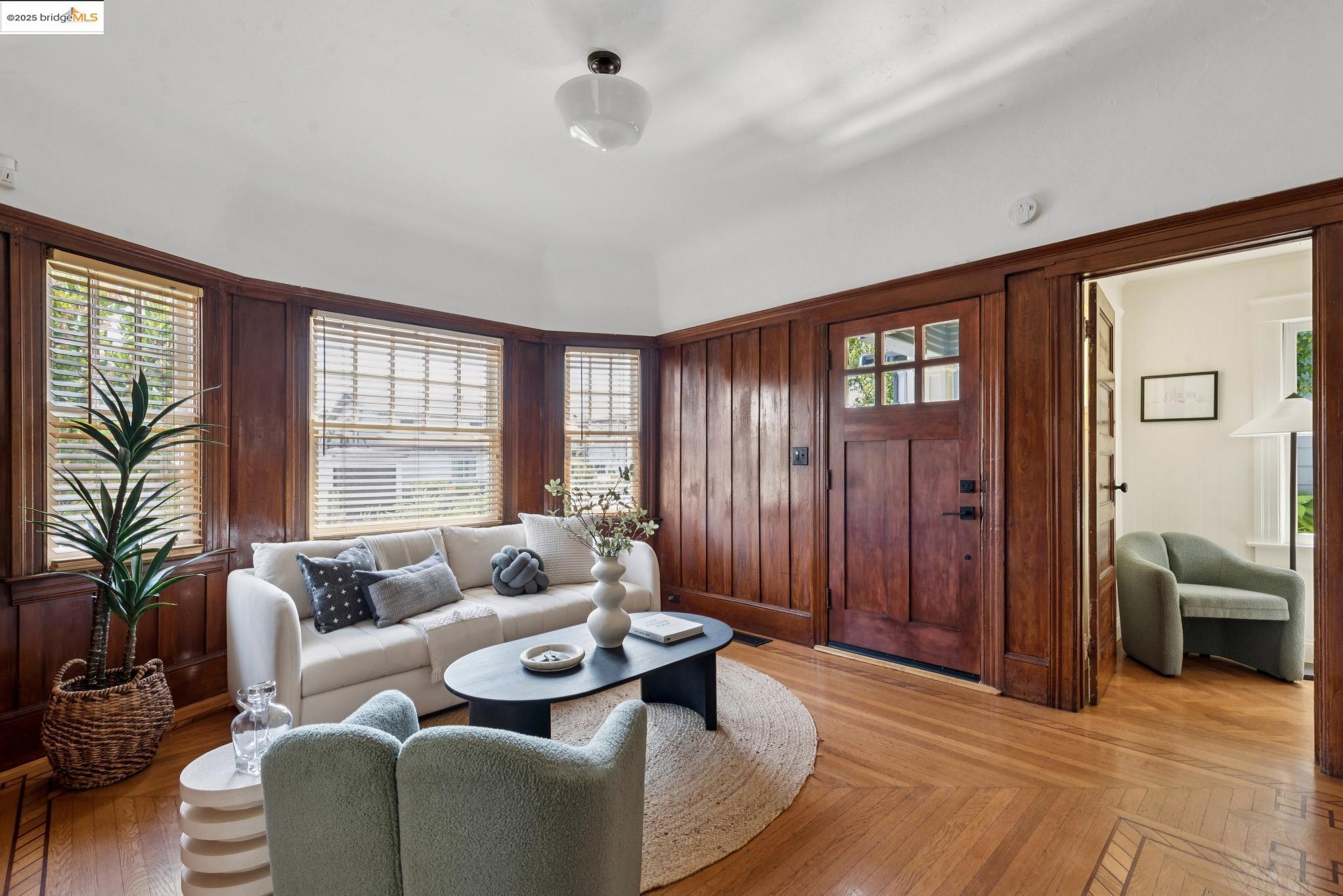 Detail Gallery Image 4 of 54 For 6521 Herzog St, Oakland,  CA 94608 - 2 Beds | 1 Baths