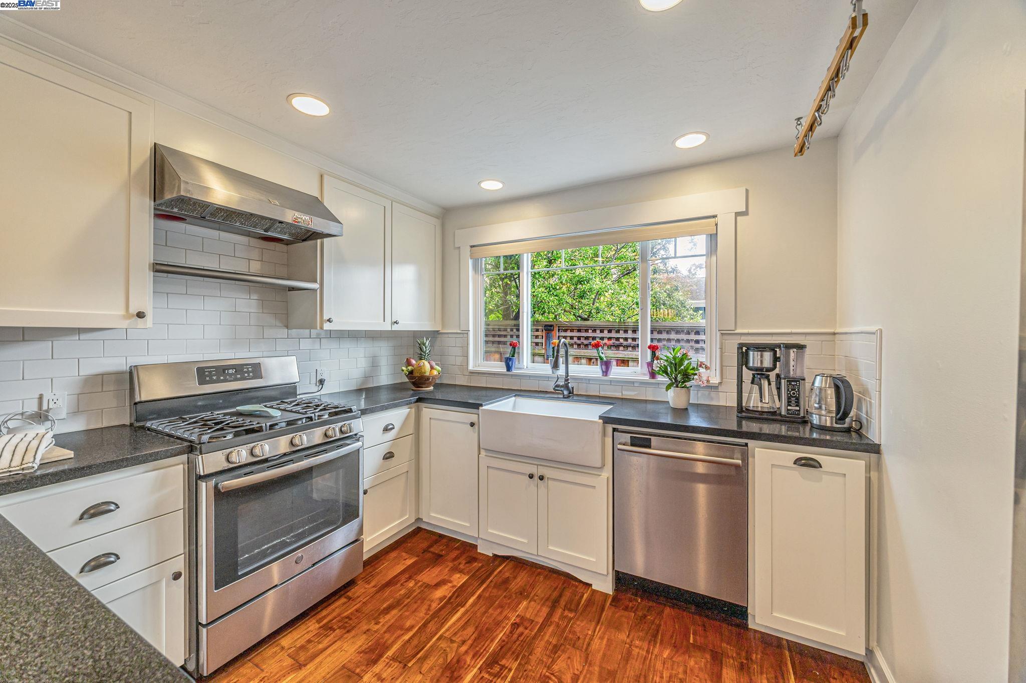 Detail Gallery Image 13 of 56 For 190 Shelter Cove Drive, Half Moon Bay,  CA 94019 - 4 Beds | 3 Baths