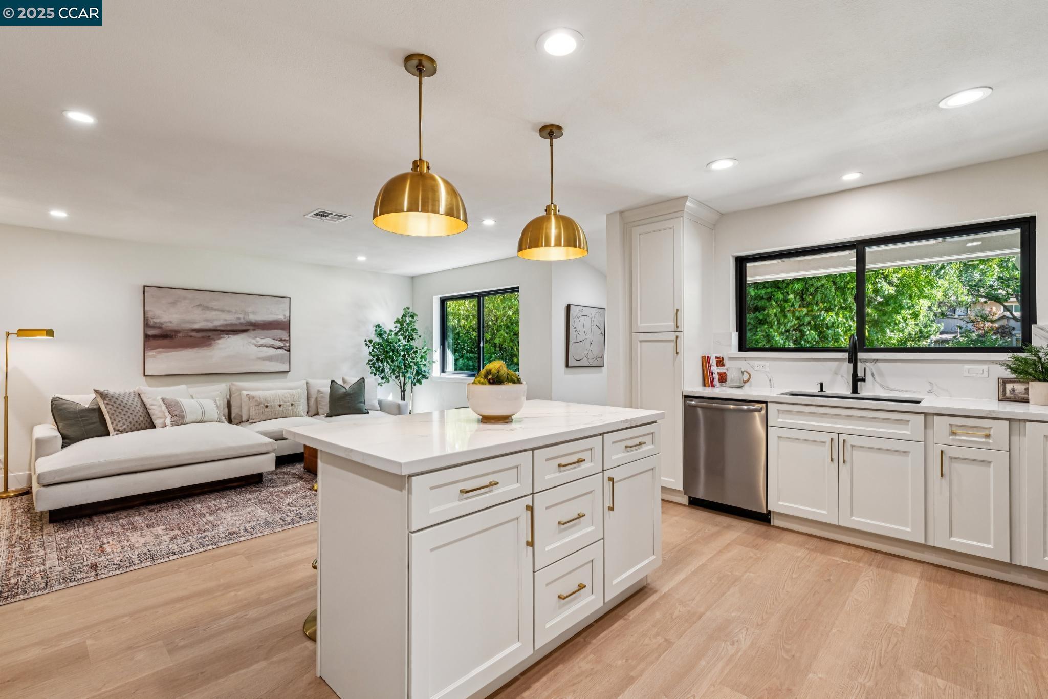 Detail Gallery Image 11 of 58 For 11 Oakvue Court, Pleasant Hill,  CA 94523 - 3 Beds | 3 Baths